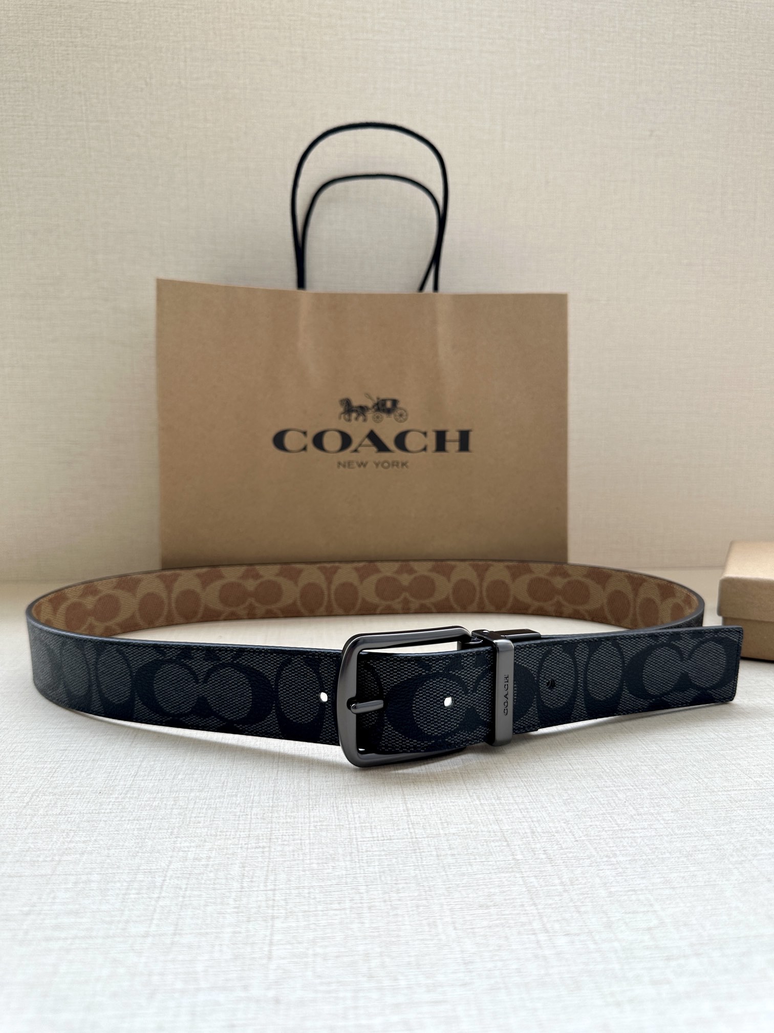 .7cm宽COACH这款双面腰带采用