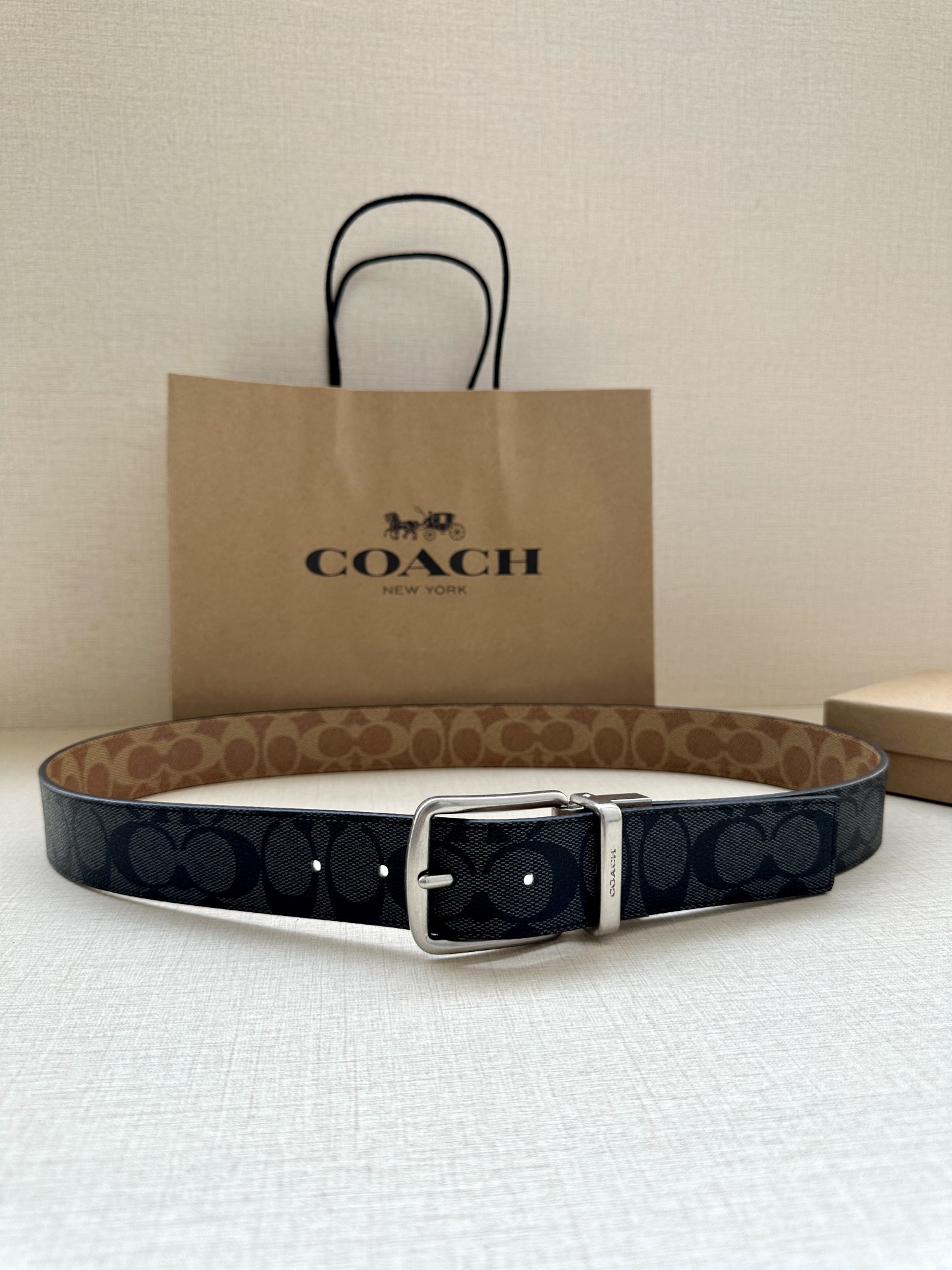 .7cm宽COACH这款双面腰带采用