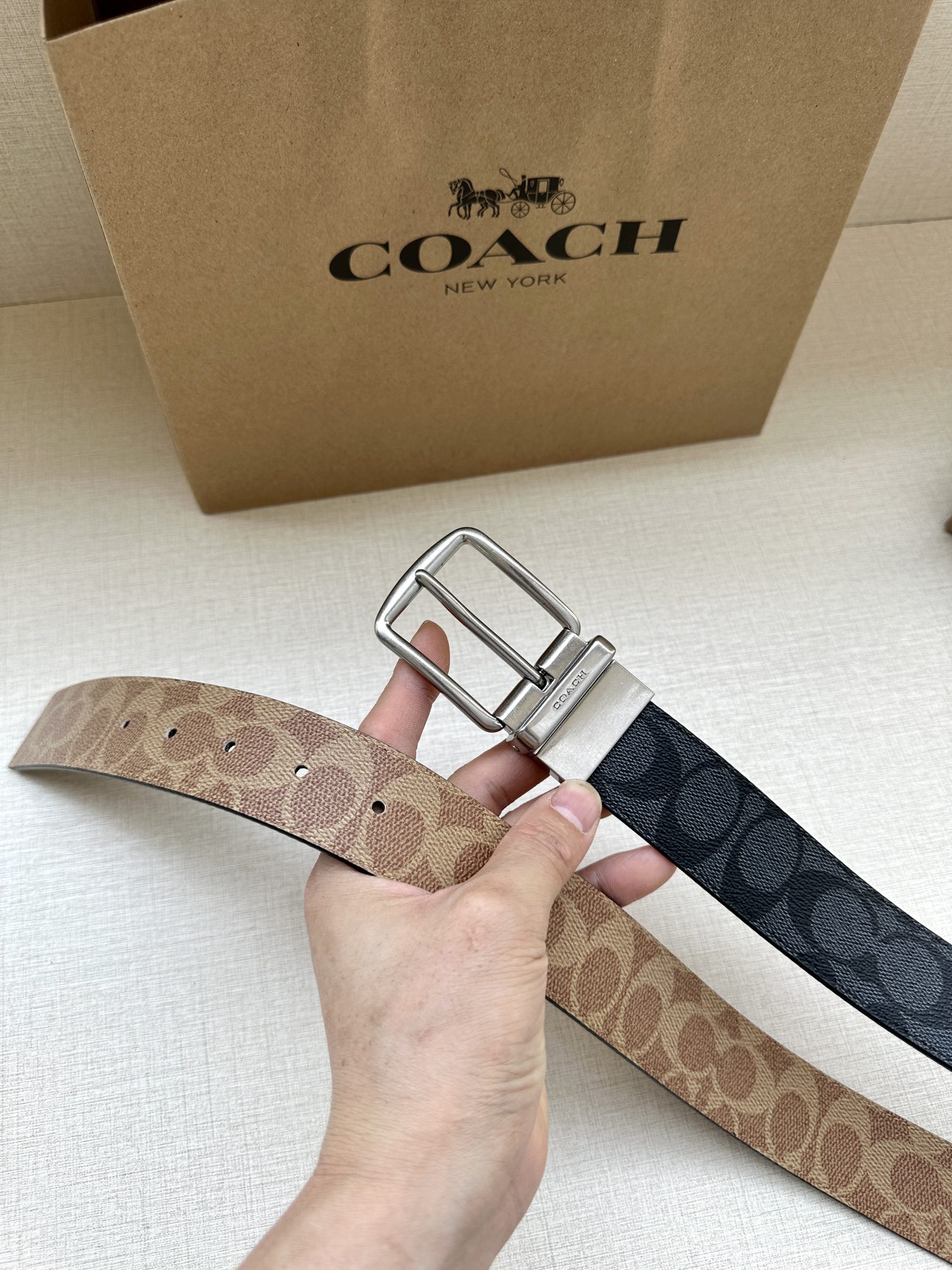.7cm宽COACH这款双面腰带采用