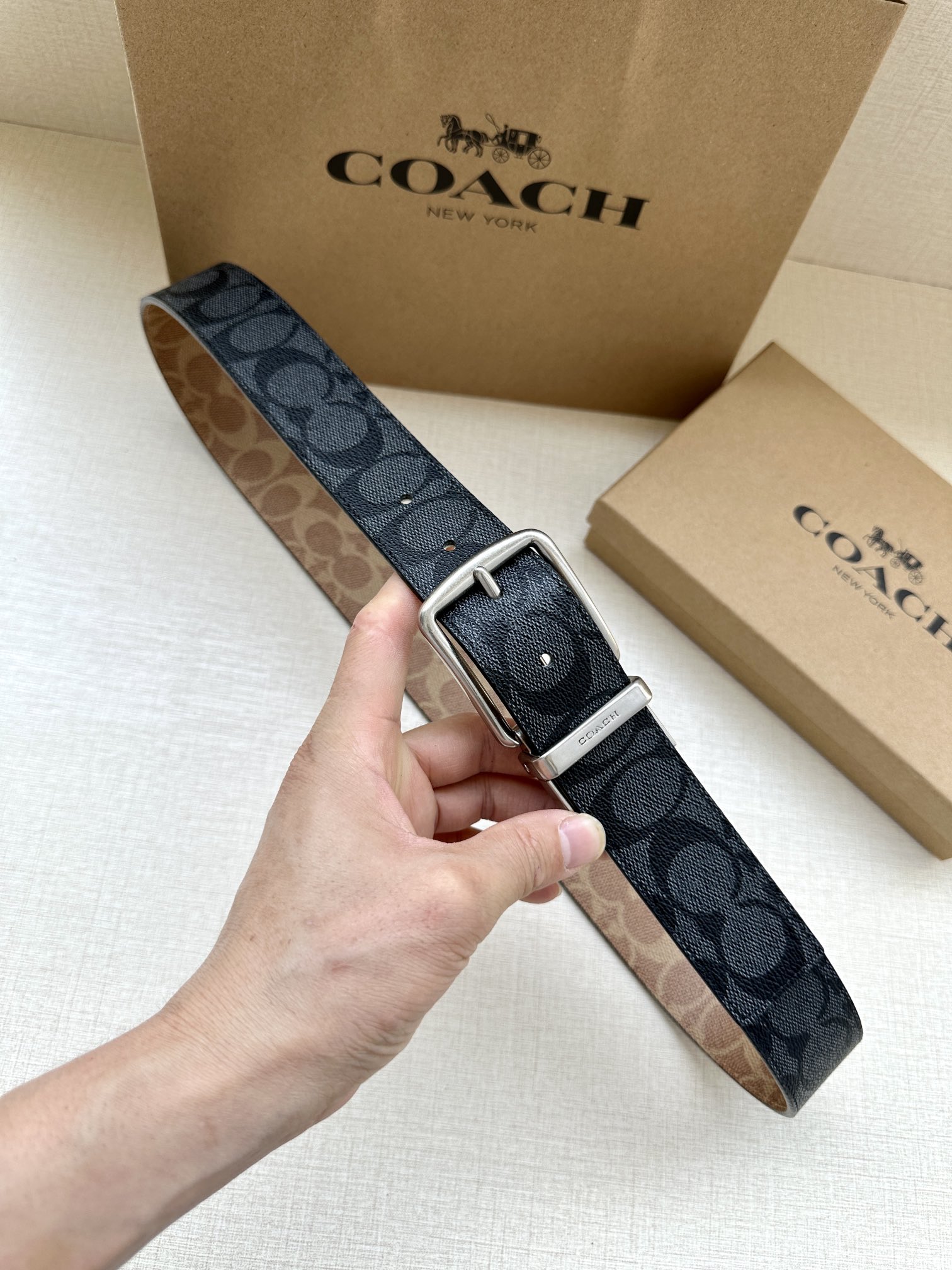 .7cm宽COACH这款双面腰带采用