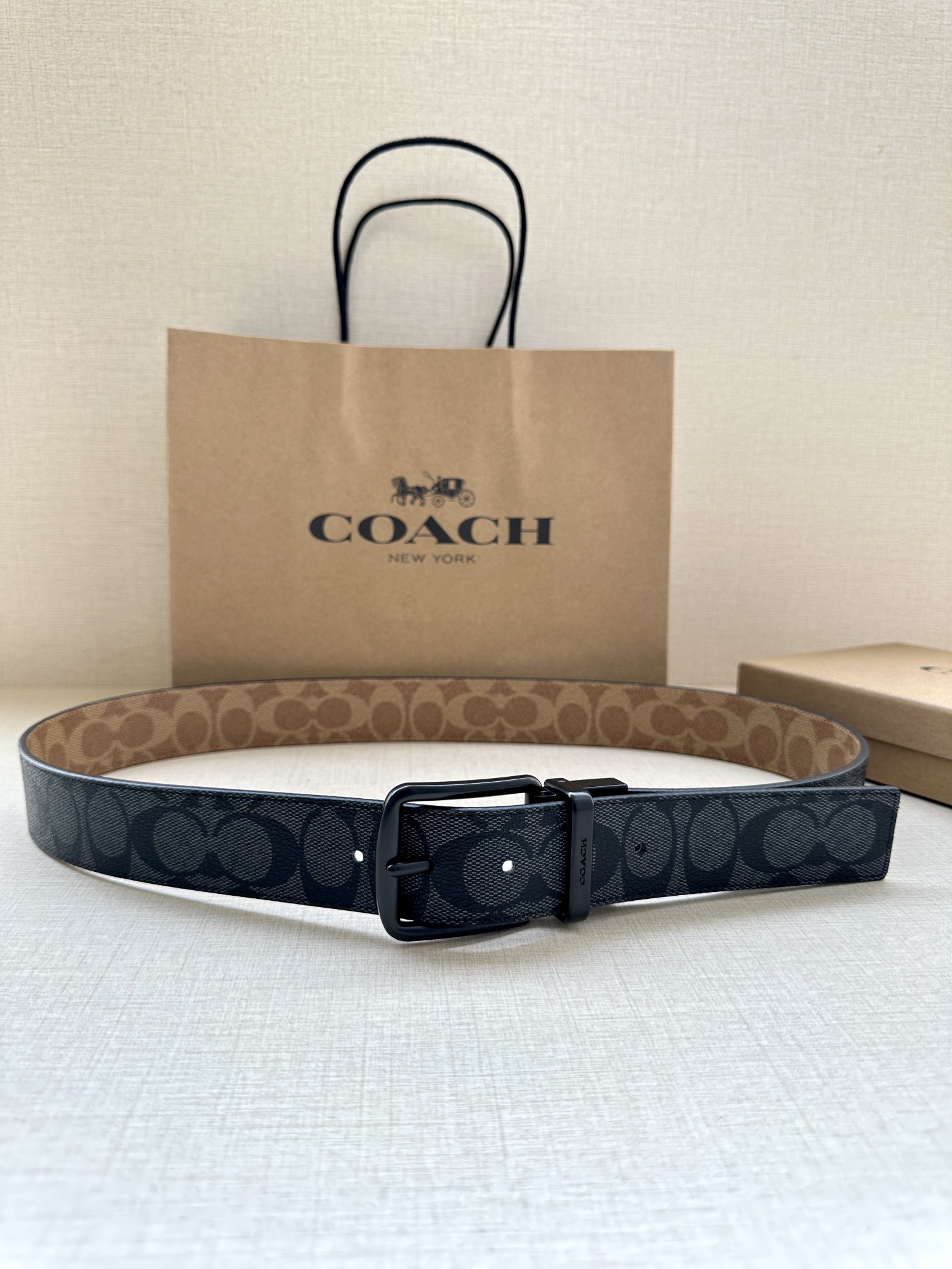 .7cm宽COACH这款双面腰带采用