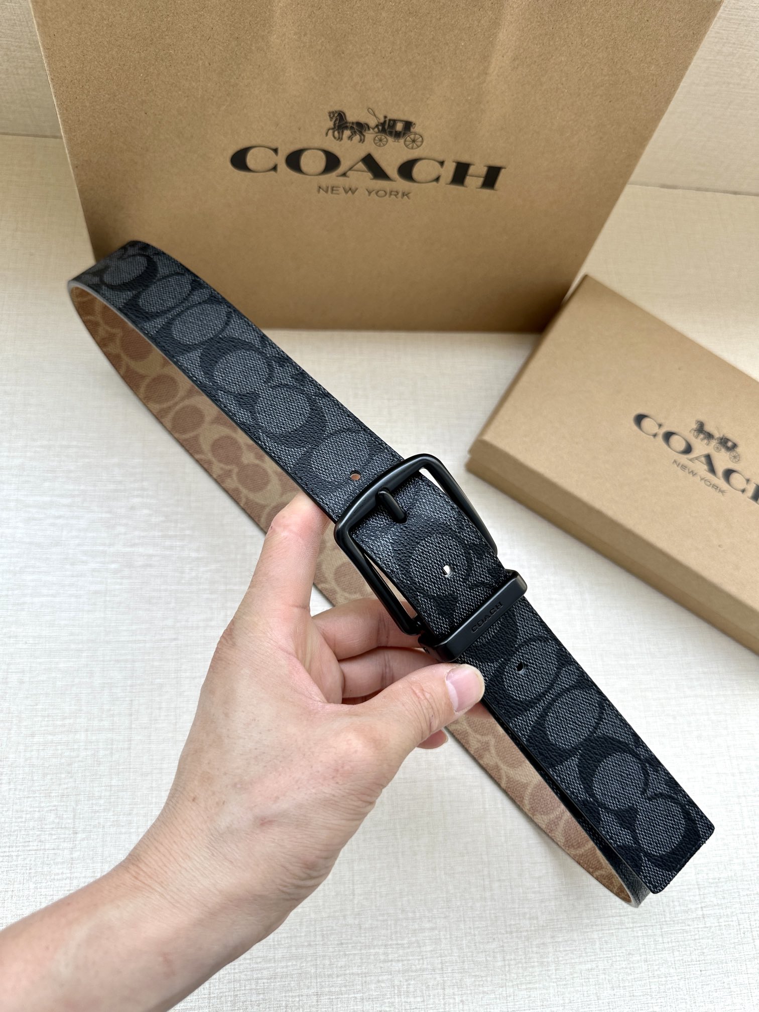 .7cm宽COACH这款双面腰带采用