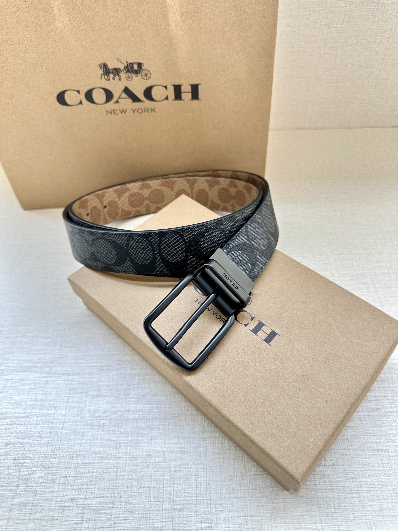 .7cm宽COACH这款双面腰带采用