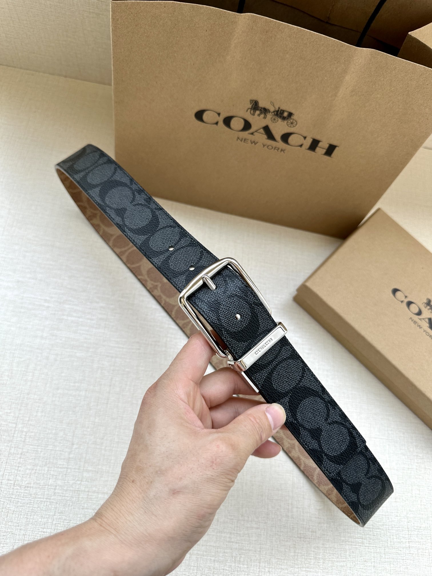 .7cm宽COACH这款双面腰带采用