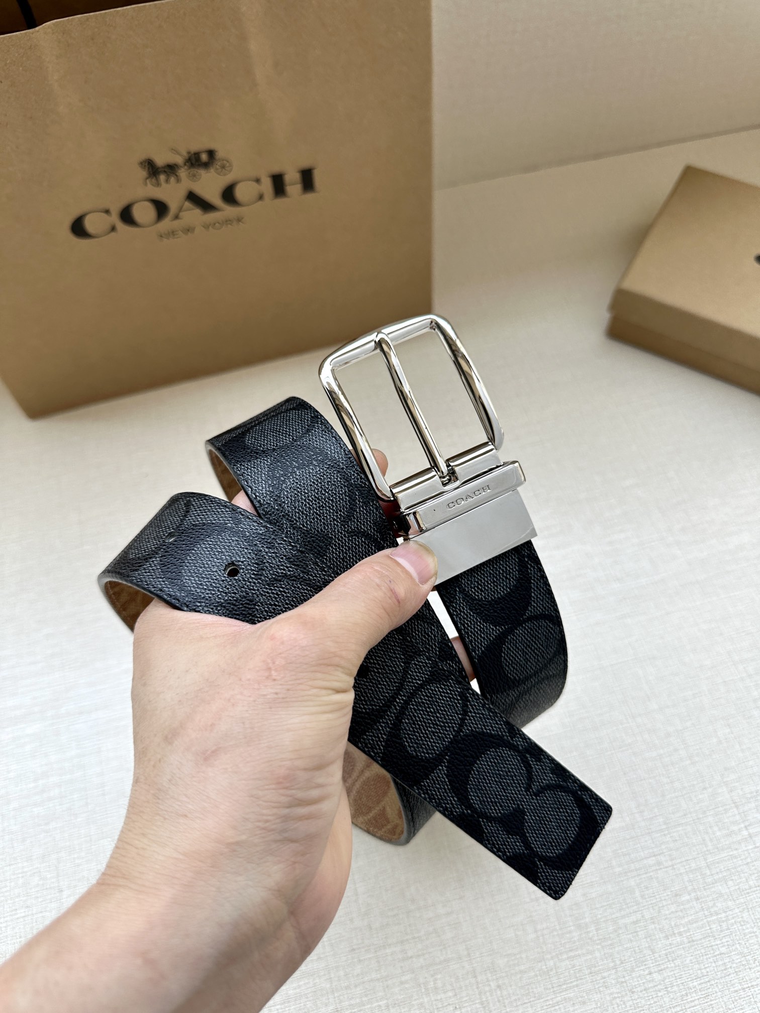 .7cm宽COACH这款双面腰带采用
