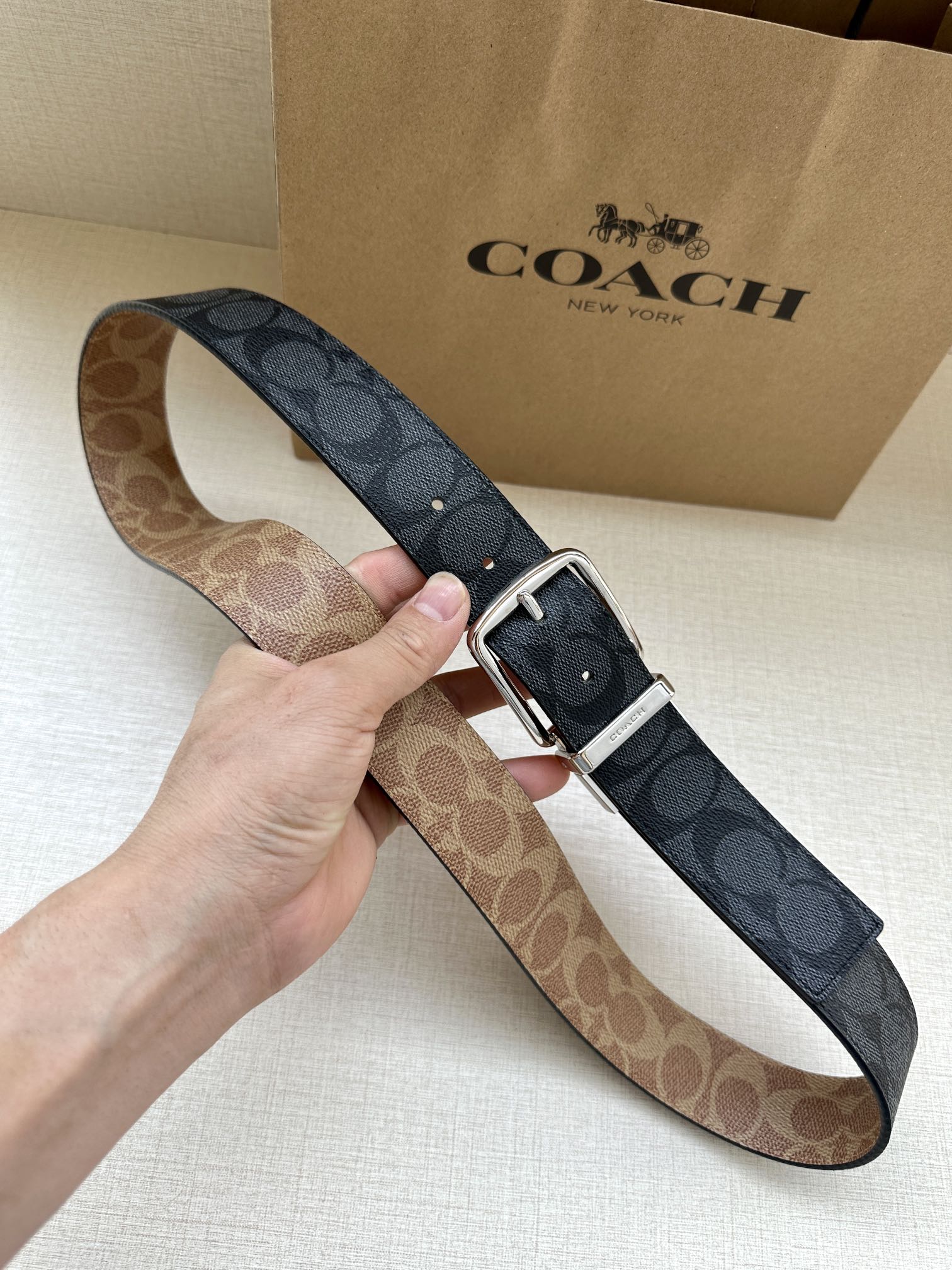 .7cm宽COACH这款双面腰带采用