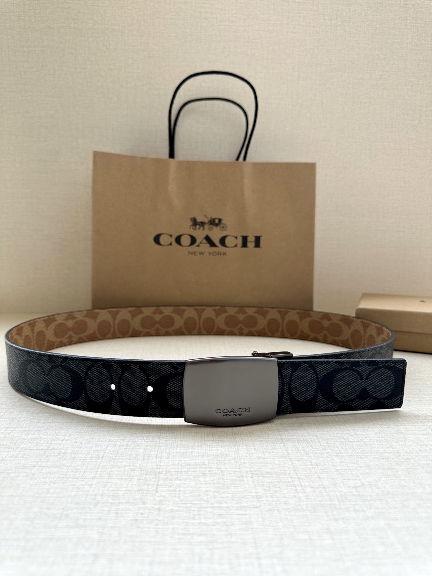 .7cm宽COACH这款双面腰带采用