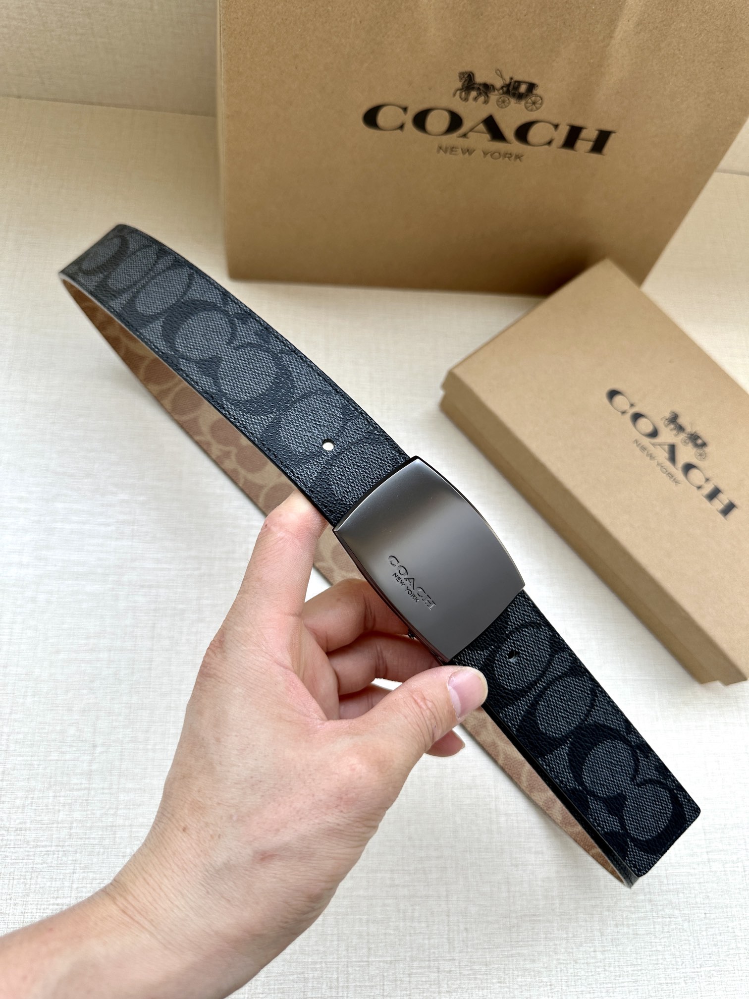 .7cm宽COACH这款双面腰带采用