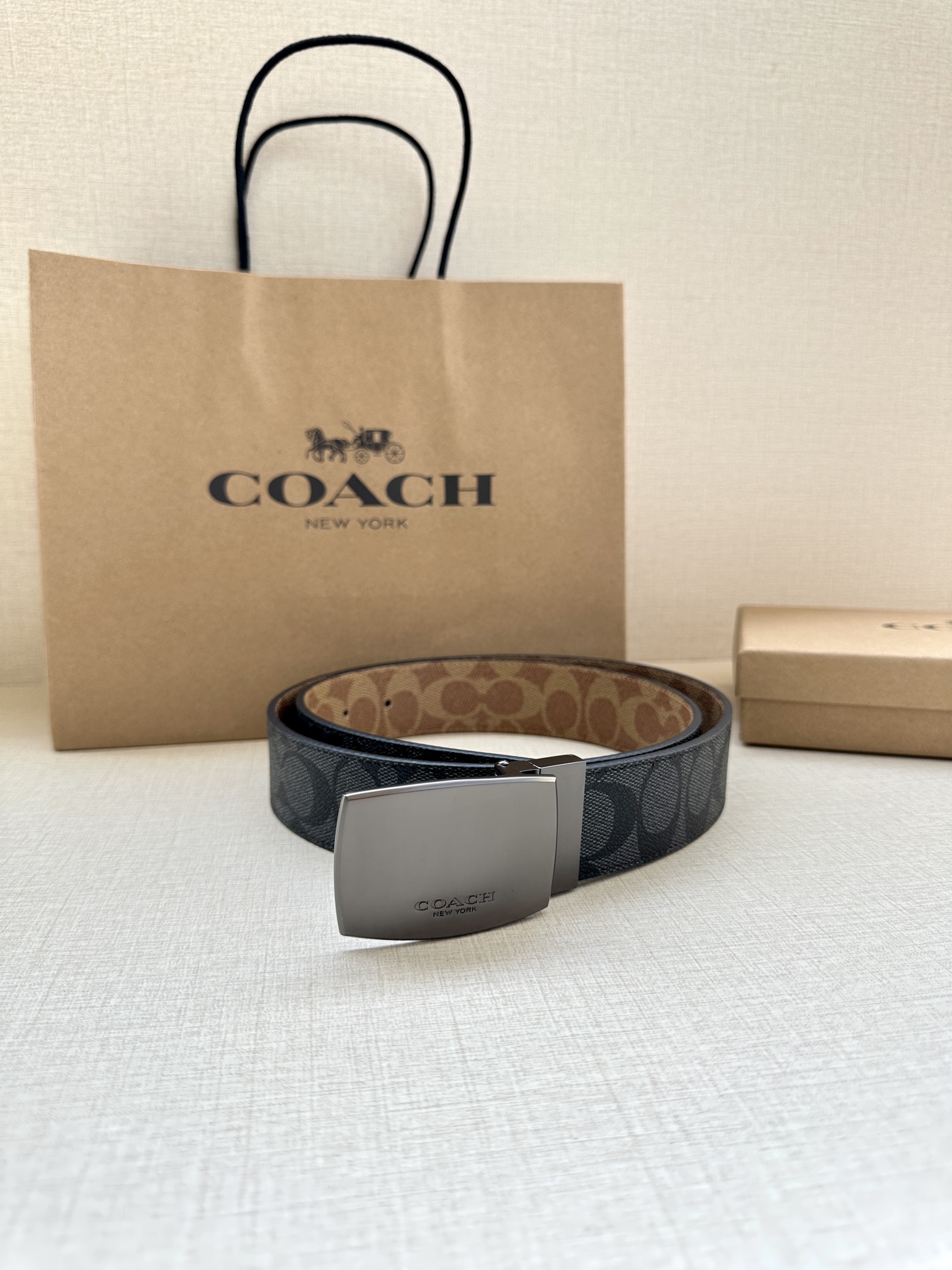 .7cm宽COACH这款双面腰带采用