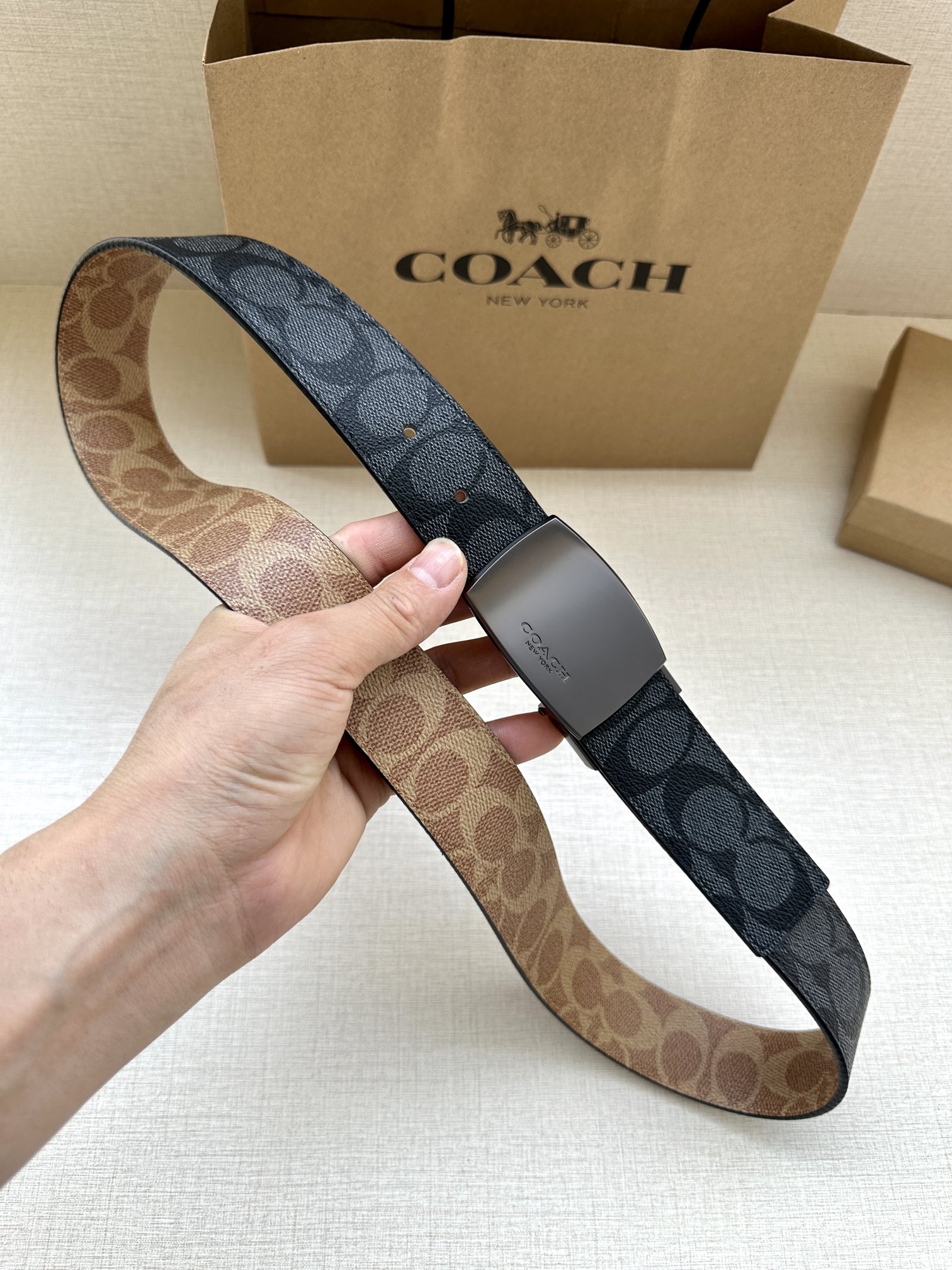 .7cm宽COACH这款双面腰带采用