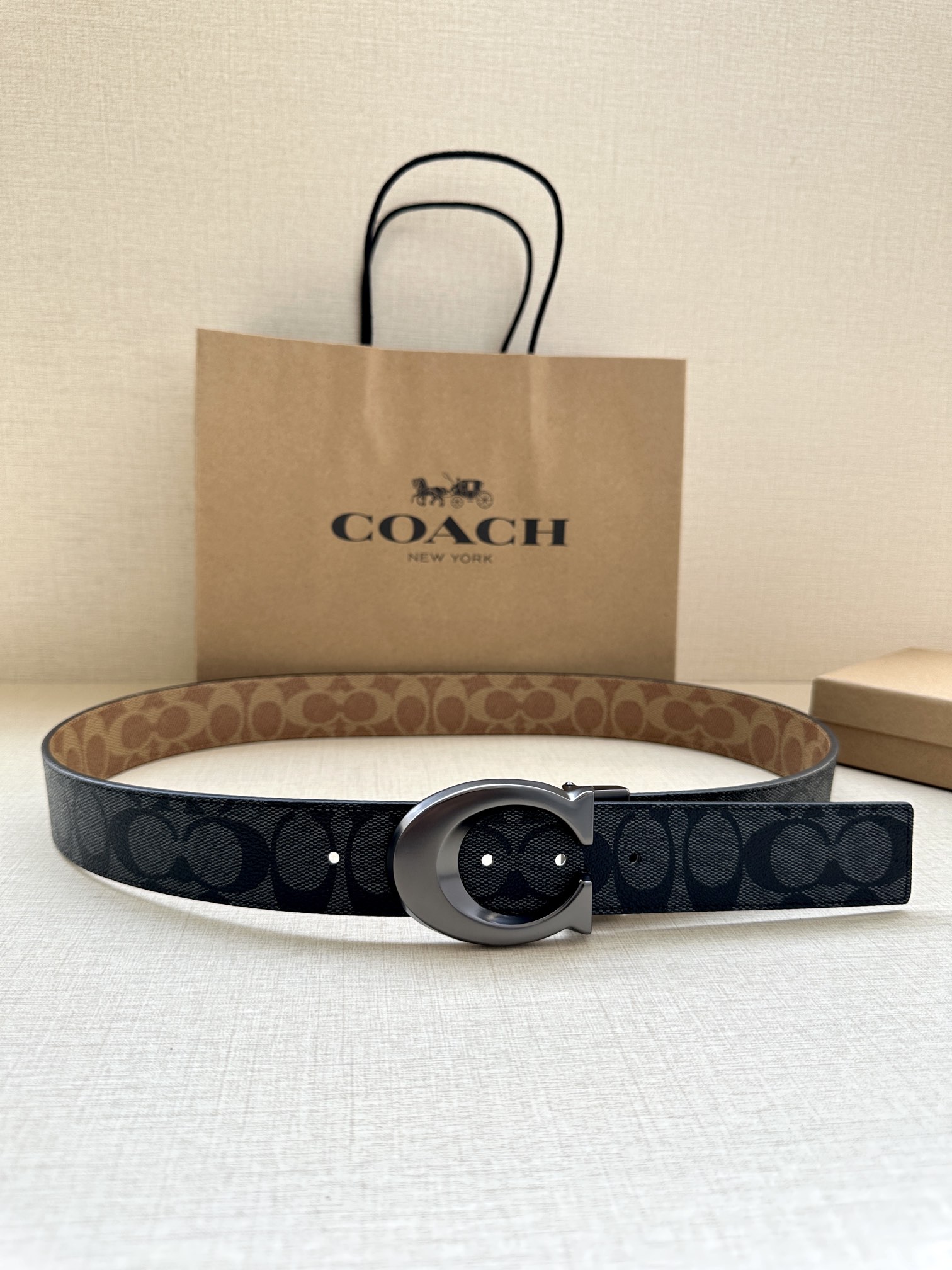 .7cm宽COACH这款双面腰带采用