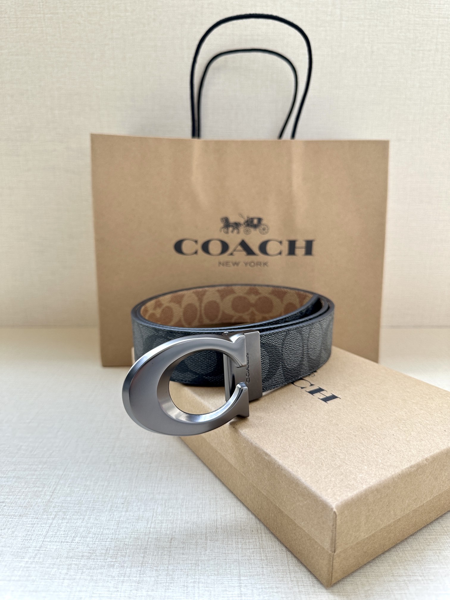 .7cm宽COACH这款双面腰带采用