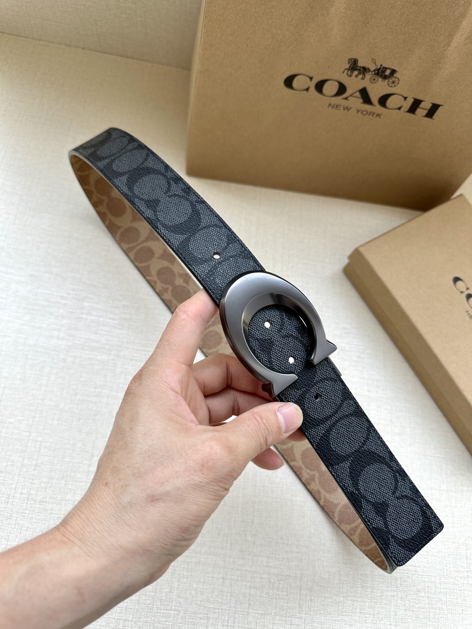 .7cm宽COACH这款双面腰带采用