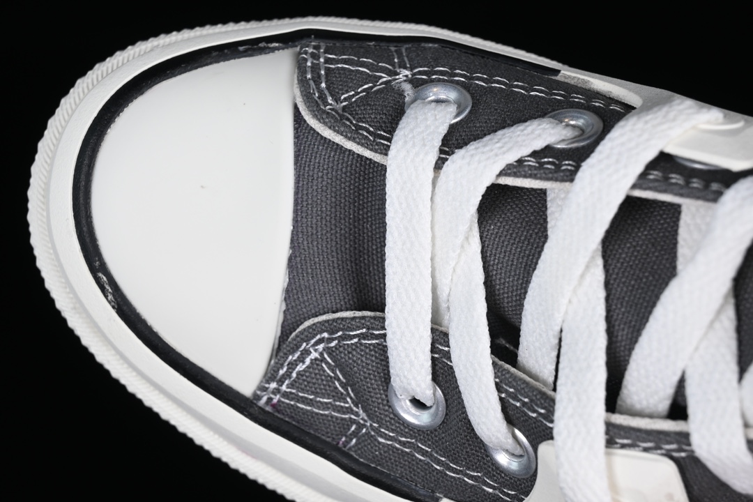 💰160纯原
Converse All Star Construct 硬壳 匡威官方 防滑耐磨休闲运动鞋 A05116C
#鞋身整体以经典的灰色1970s为原型,Construct系列采用了复古篮球鞋的EVA中底,厚度增高了2cm左右。前掌部分的“盔甲”包边从中底上翻至第三个鞋带孔,极具解构风格。内里部分也进行了加厚处理,触感像是一层海绵,提供更加舒适的脚感的同时,也更适合春季穿着。鞋垫采用了OrthoLite 鞋垫,带来更舒适的脚感体验,外底则是菱形纹+人字形纹路,更加防滑耐磨。
尺码:35 36 36.5 37 37.5 38 39 39.5 40 41 41.5 42 42.5 43 44 M.C3