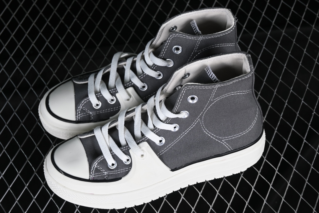 💰160纯原
Converse All Star Construct 硬壳 匡威官方 防滑耐磨休闲运动鞋 A05116C
#鞋身整体以经典的灰色1970s为原型,Construct系列采用了复古篮球鞋的EVA中底,厚度增高了2cm左右。前掌部分的“盔甲”包边从中底上翻至第三个鞋带孔,极具解构风格。内里部分也进行了加厚处理,触感像是一层海绵,提供更加舒适的脚感的同时,也更适合春季穿着。鞋垫采用了OrthoLite 鞋垫,带来更舒适的脚感体验,外底则是菱形纹+人字形纹路,更加防滑耐磨。
尺码:35 36 36.5 37 37.5 38 39 39.5 40 41 41.5 42 42.5 43 44 M.C3