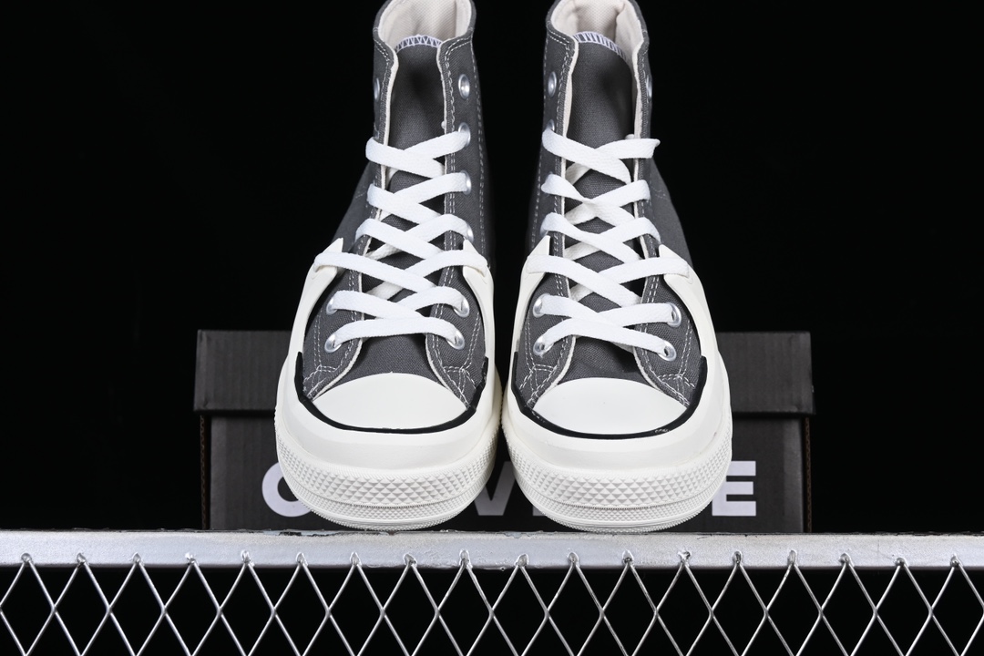 💰160纯原
Converse All Star Construct 硬壳 匡威官方 防滑耐磨休闲运动鞋 A05116C
#鞋身整体以经典的灰色1970s为原型,Construct系列采用了复古篮球鞋的EVA中底,厚度增高了2cm左右。前掌部分的“盔甲”包边从中底上翻至第三个鞋带孔,极具解构风格。内里部分也进行了加厚处理,触感像是一层海绵,提供更加舒适的脚感的同时,也更适合春季穿着。鞋垫采用了OrthoLite 鞋垫,带来更舒适的脚感体验,外底则是菱形纹+人字形纹路,更加防滑耐磨。
尺码:35 36 36.5 37 37.5 38 39 39.5 40 41 41.5 42 42.5 43 44 M.C3