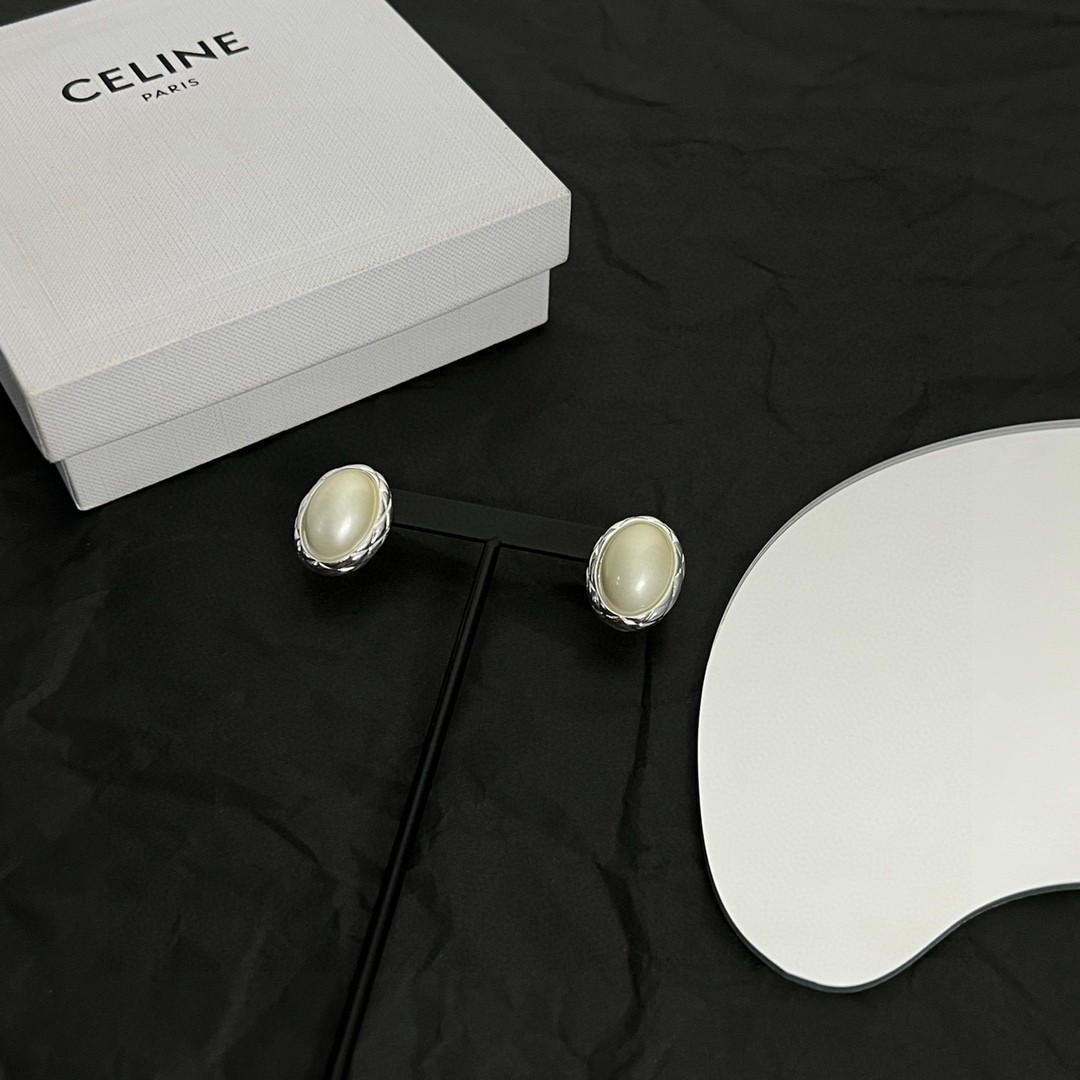 Celine赛琳耳环一直是简约时尚界