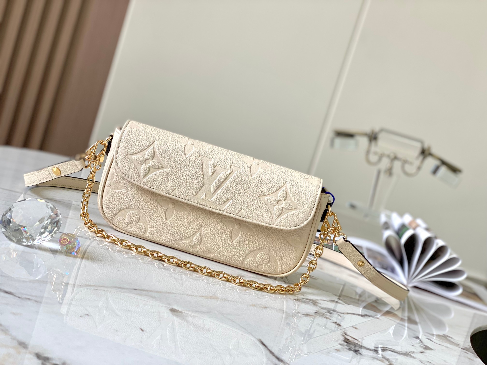 NO:179965,Authentic (code chip, head leather) top-grade original sheet [M82210 milky white embossed] Wallet On Chain handbag material Monogram canvas, inspired by the Sac Recoleta handbag. Full leather embossed chain cross-style woc small shoulder bag oo[handshake][handshake] card mezzanine and zipper inner bag can accommodate daily needs, the chain and adjustable leather shoulder strap can be detached, enabling long and short shoulder and crossbody selection Detailed features: 23.5 x 12 x 4.3 cm (length x height x width), authentic LV, louis vuitton, satchels19860909正品级（变码芯片、头层皮）顶级原单【M82210奶白色压花】 Wallet On Chain 手袋取材 Monogram 帆布,灵感源自 年代的 Sac Recoleta 手袋.全皮压花链条横款woc小挎包oo[握手][握手]卡片夹层和拉链内袋可容纳日常所需,链条和可调节皮革肩带均可拆卸,实现长短肩背和斜挎选择 详细特征:23.5 x 12 x 4.3 cm (长度 x 高 x 宽),正品级LV,louis vuitton,satchels,Bag