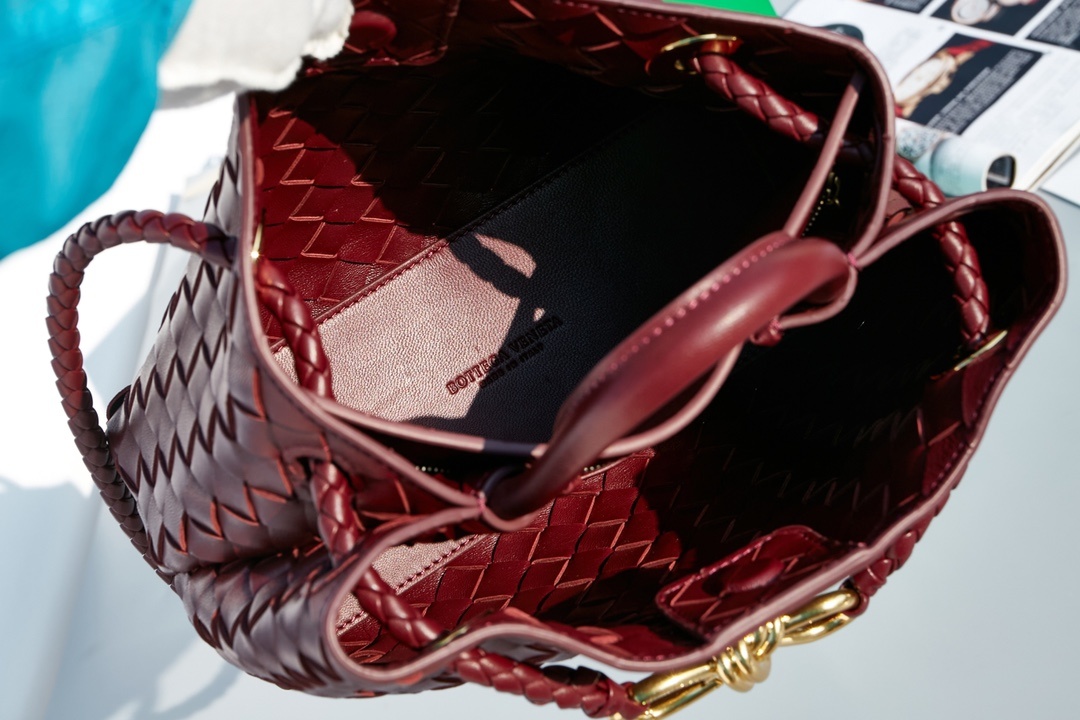 BottegaVeneta2023夏季系列Andiamo手袋大牌明星相继撞款!刘雯杜鹃井柏然米卡郭采洁等