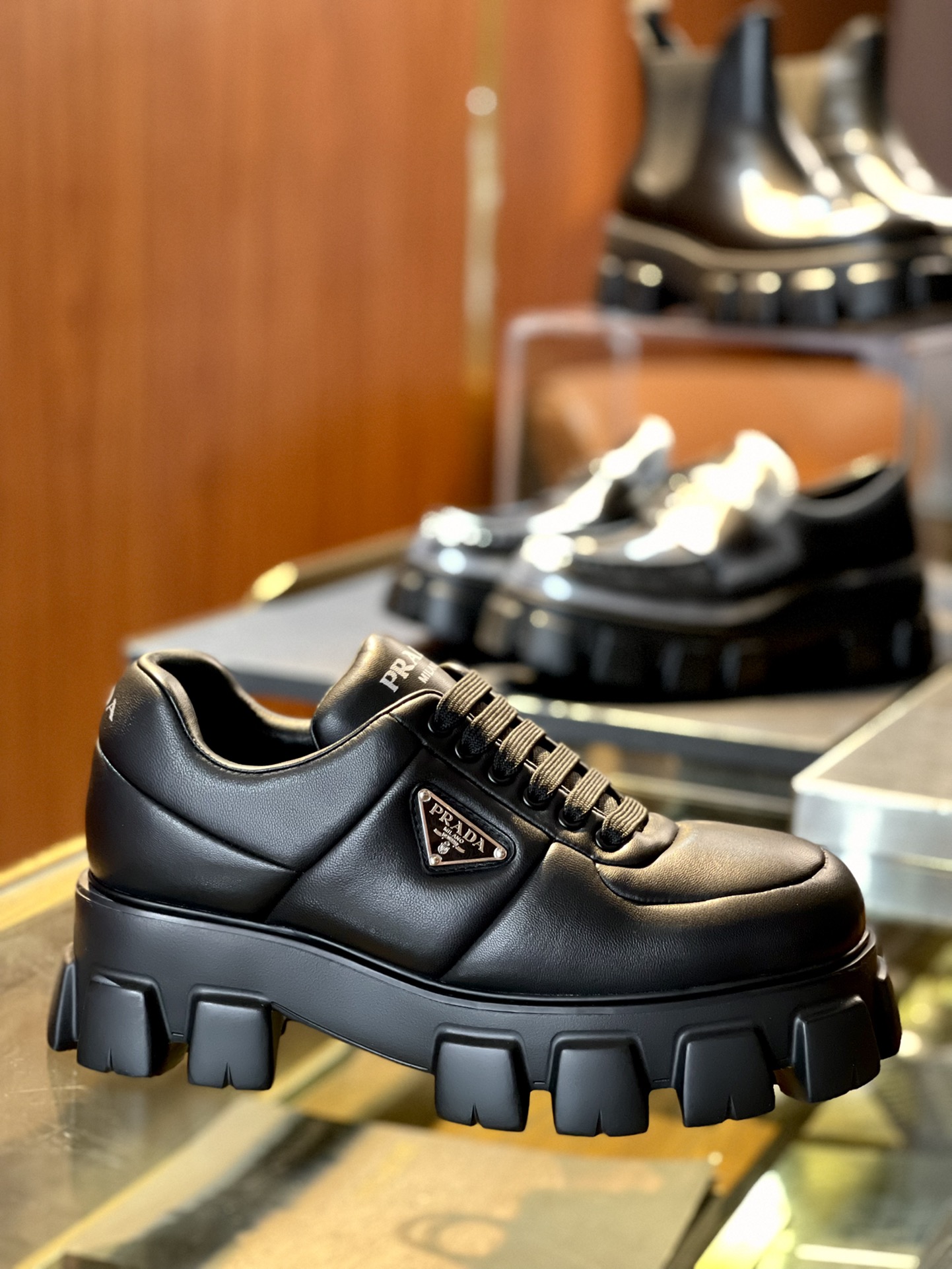 Zapatillas de deporte de piel de oveja suave y acolchadas con suela gruesa PRADA sólida ♞talla; 39~46 Esta zapatilla mi…