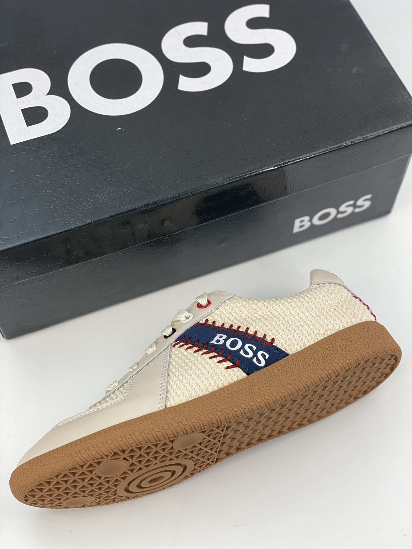 BOSS - Hugo Boss German high-end brand counters sync new styles