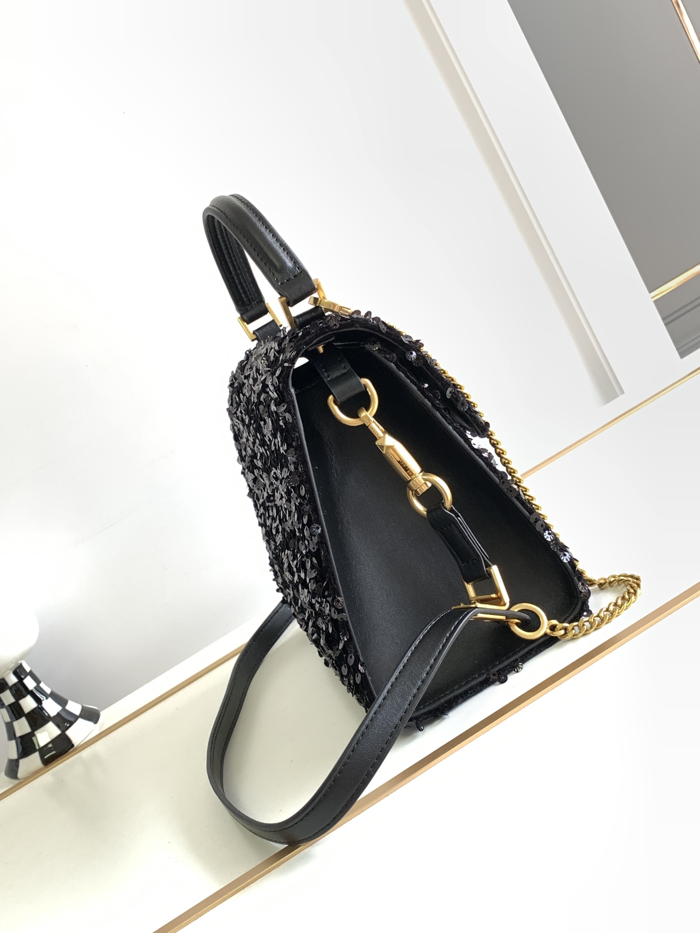🆕上新啦💗Valentino Garavani VSLING 3D刺绣珠片手袋，采用亮光珠片穿琇设计，配