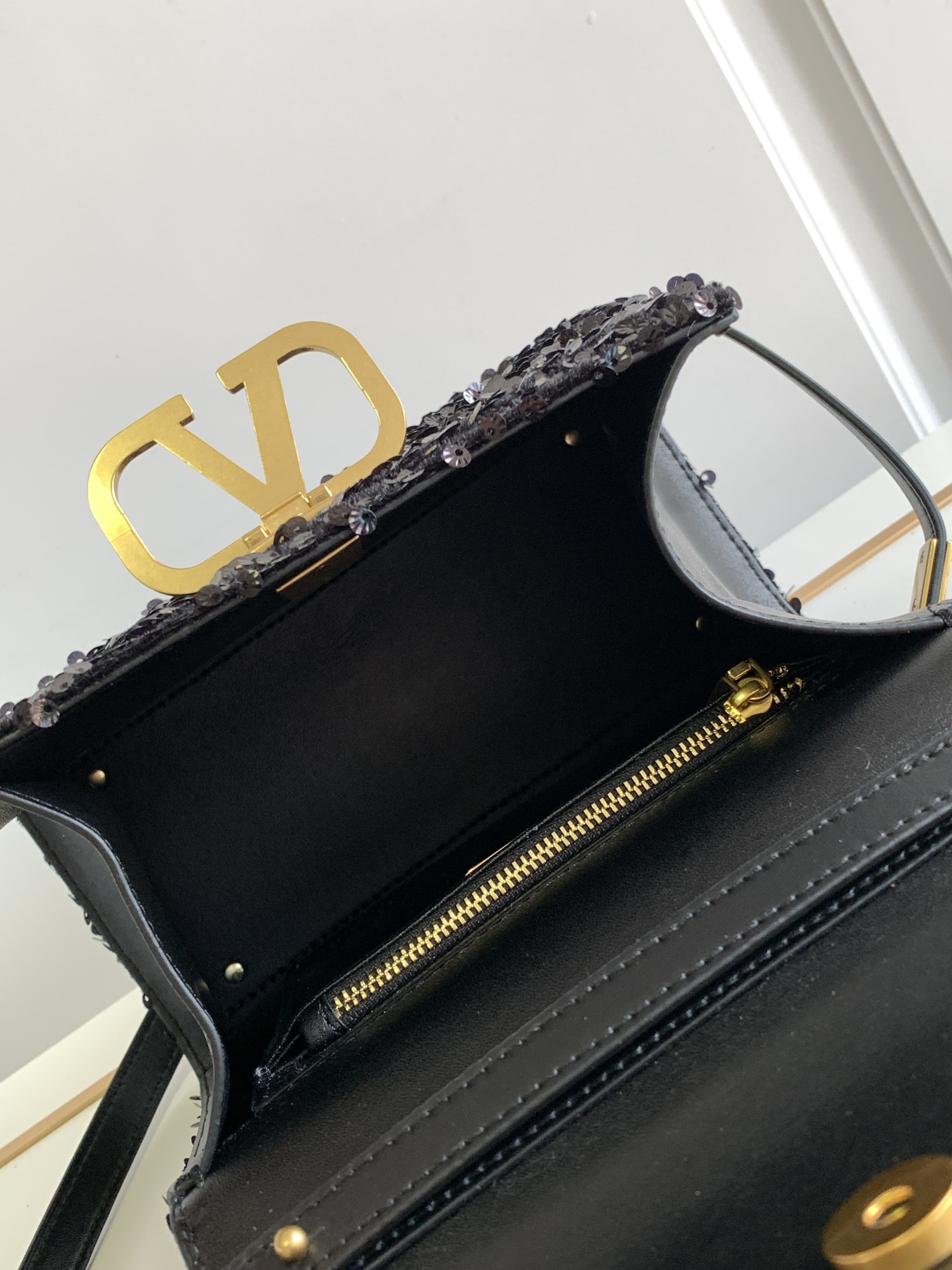 🆕上新啦💗Valentino Garavani VSLING 3D刺绣珠片手袋，采用亮光珠片穿琇设计，配
