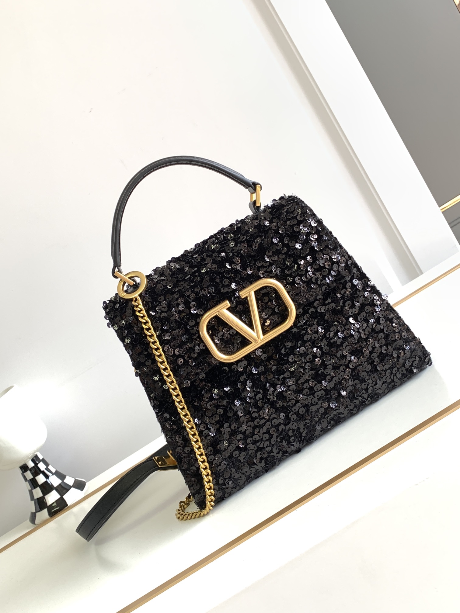 🆕上新啦💗Valentino Garavani VSLING 3D刺绣珠片手袋，采用亮光珠片穿琇设计，配
