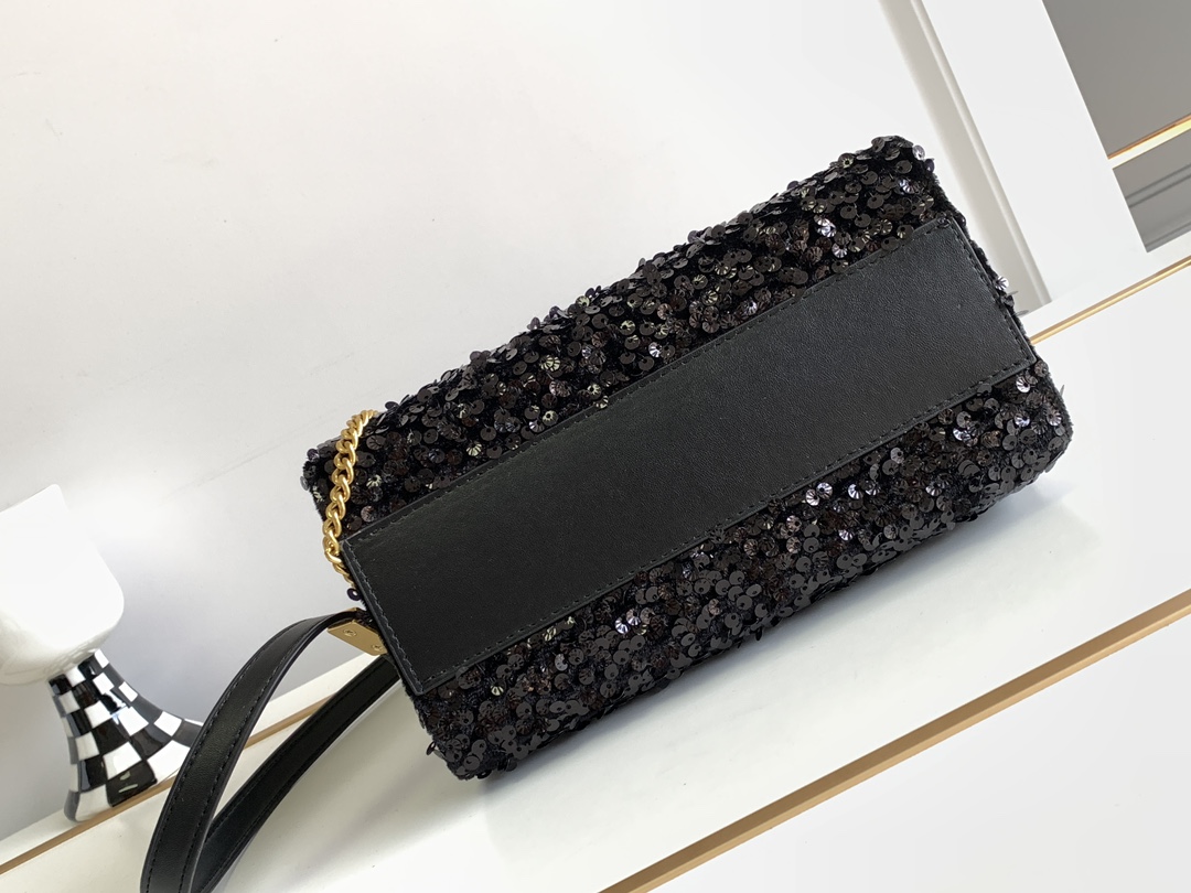 🆕上新啦💗Valentino Garavani VSLING 3D刺绣珠片手袋，采用亮光珠片穿琇设计，配