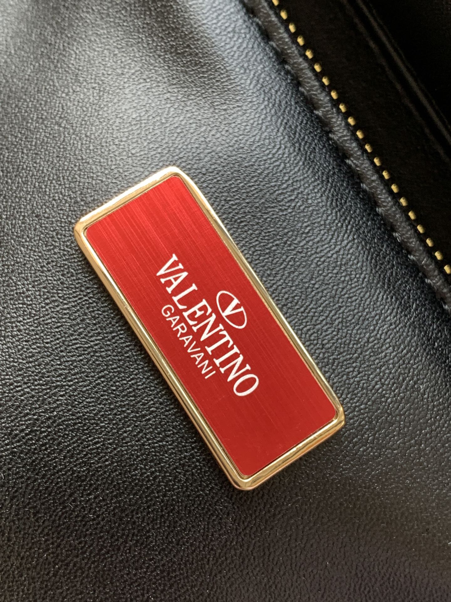 🆕上新啦💗Valentino Garavani VSLING 3D刺绣珠片手袋，采用亮光珠片穿琇设计，配
