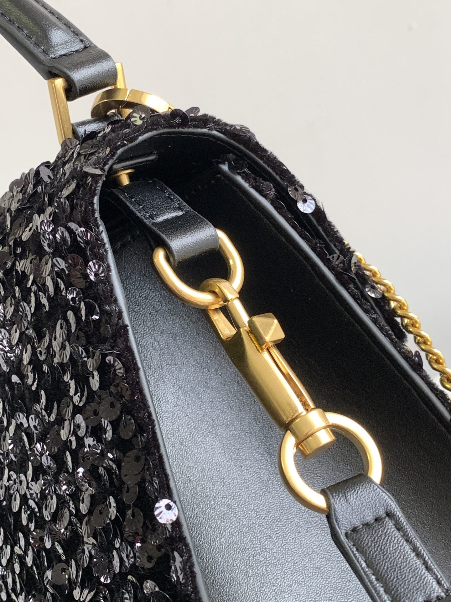 🆕上新啦💗Valentino Garavani VSLING 3D刺绣珠片手袋，采用亮光珠片穿琇设计，配
