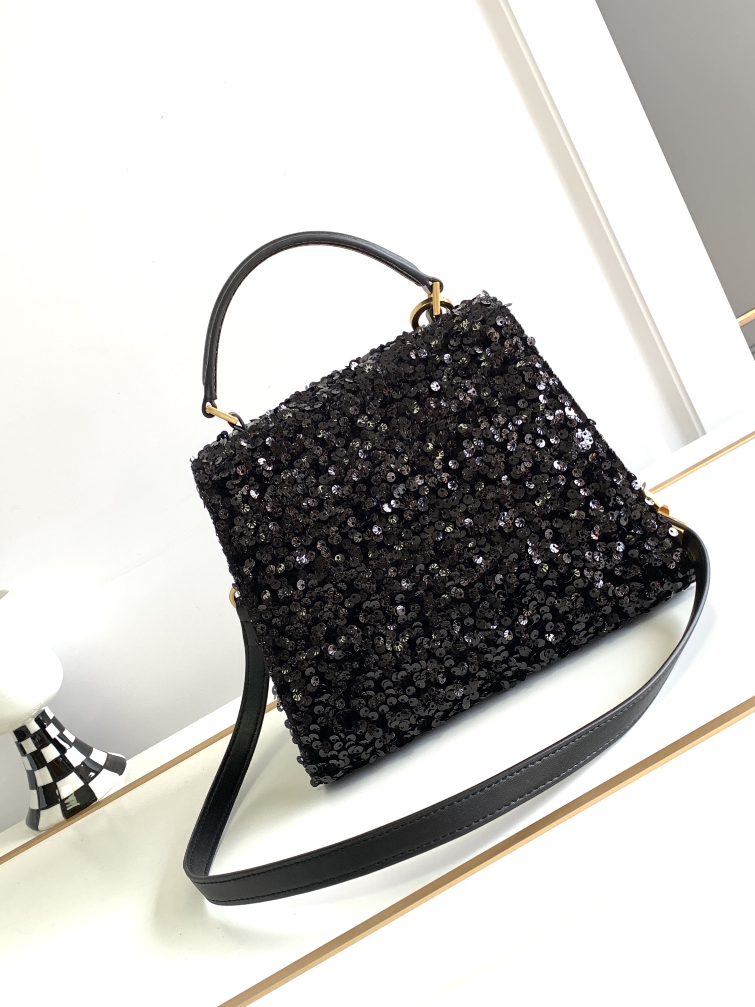 🆕上新啦💗Valentino Garavani VSLING 3D刺绣珠片手袋，采用亮光珠片穿琇设计，配