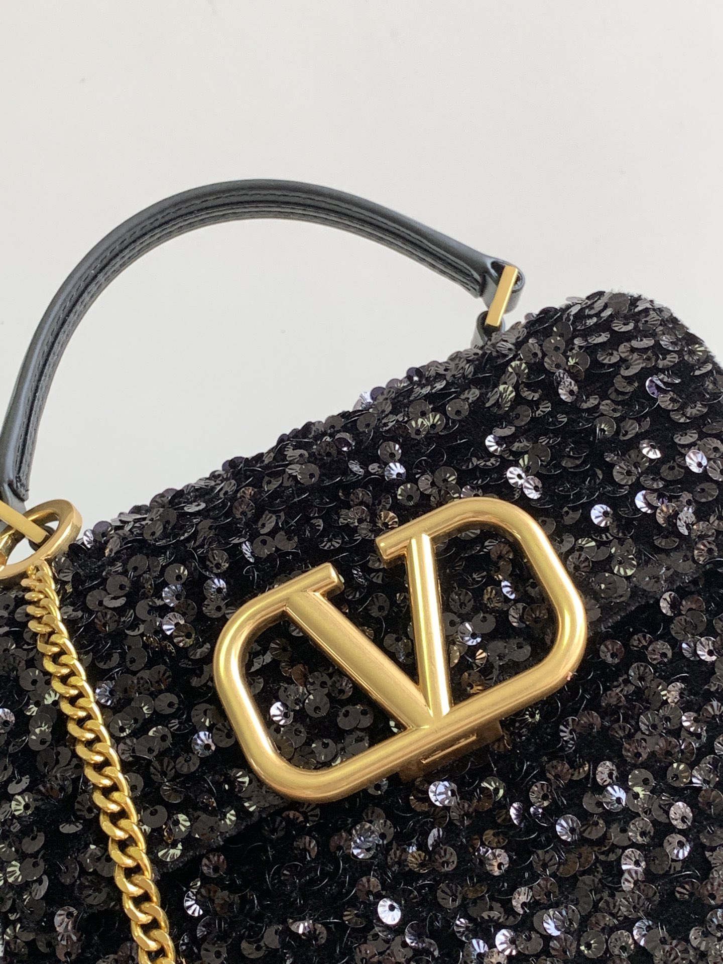 🆕上新啦💗Valentino Garavani VSLING 3D刺绣珠片手袋，采用亮光珠片穿琇设计，配