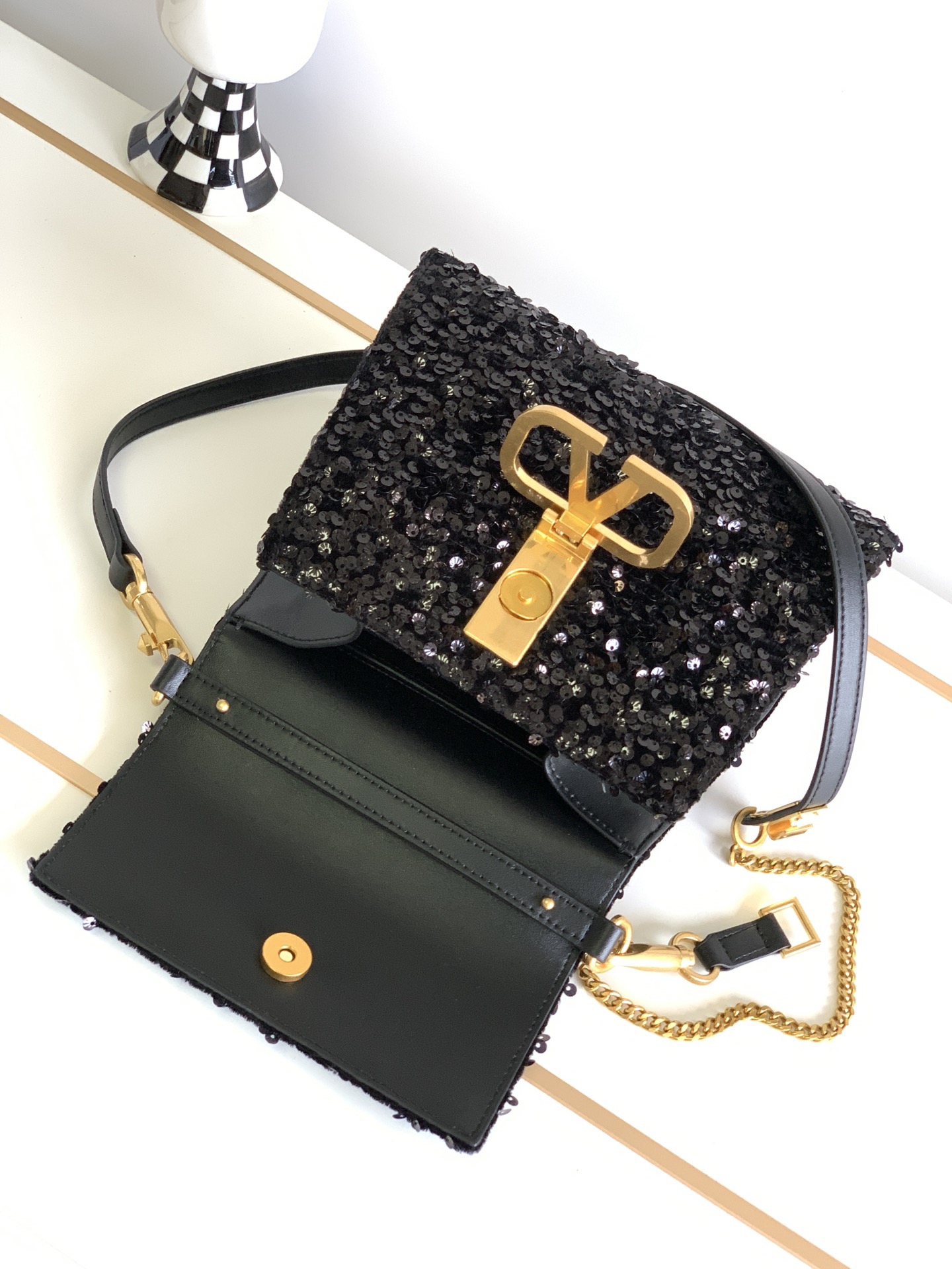 🆕上新啦💗Valentino Garavani VSLING 3D刺绣珠片手袋，采用亮光珠片穿琇设计，配