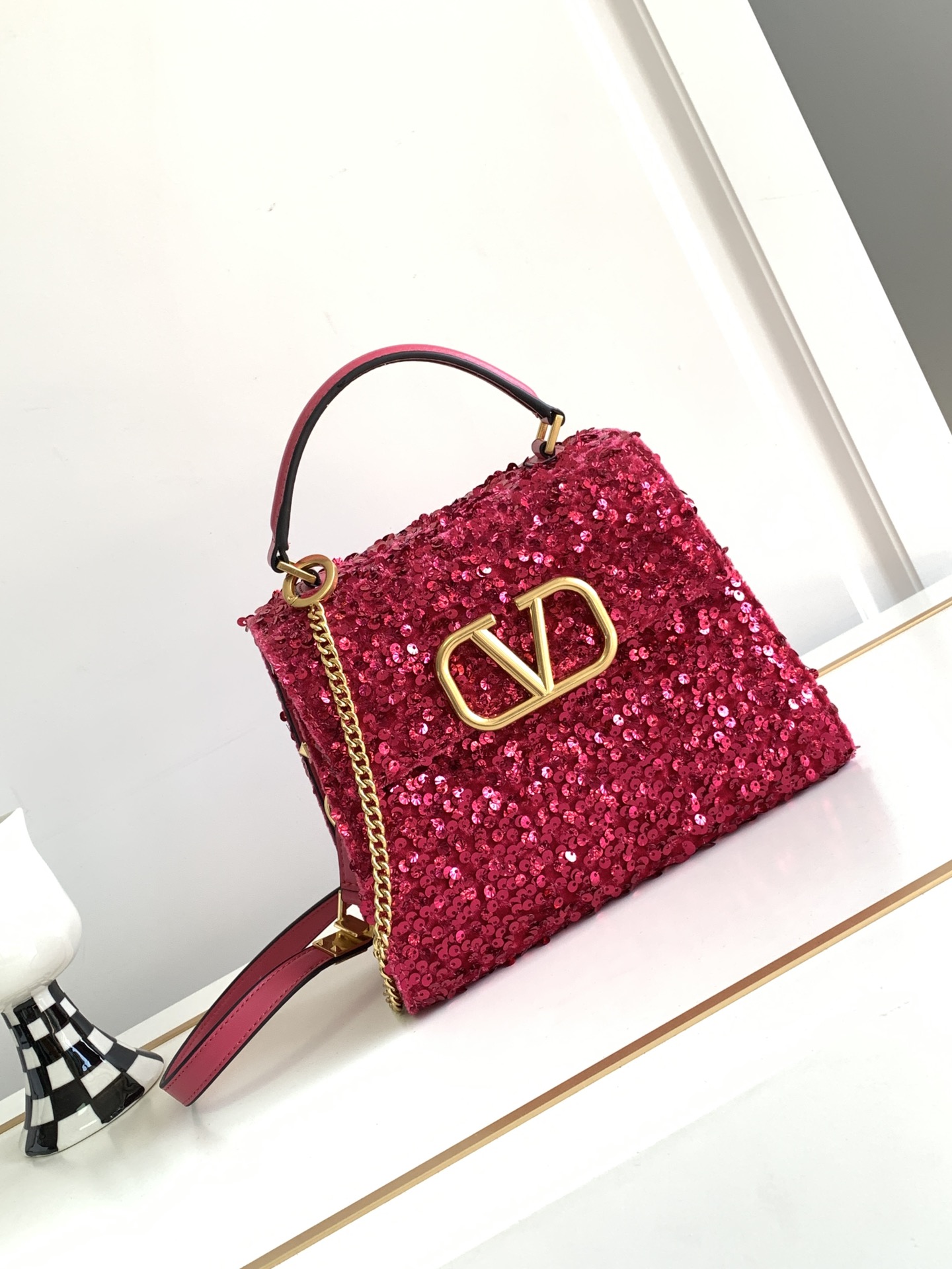 🆕上新啦💗Valentino Garavani VSLING 3D刺绣珠片手袋，采用亮光珠片穿琇设计，配