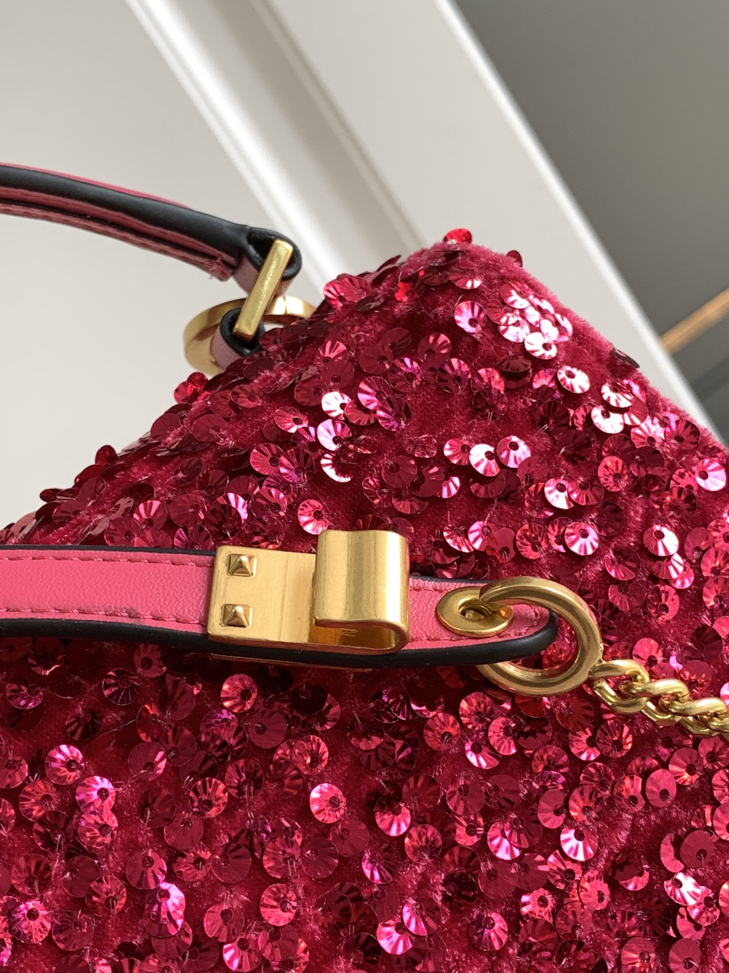 🆕上新啦💗Valentino Garavani VSLING 3D刺绣珠片手袋，采用亮光珠片穿琇设计，配