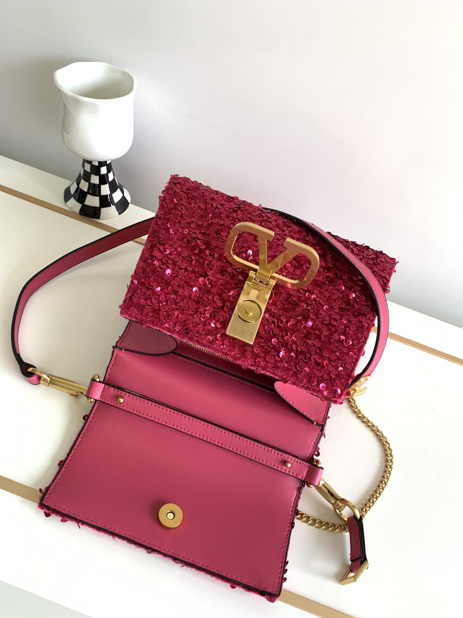 🆕上新啦💗Valentino Garavani VSLING 3D刺绣珠片手袋，采用亮光珠片穿琇设计，配