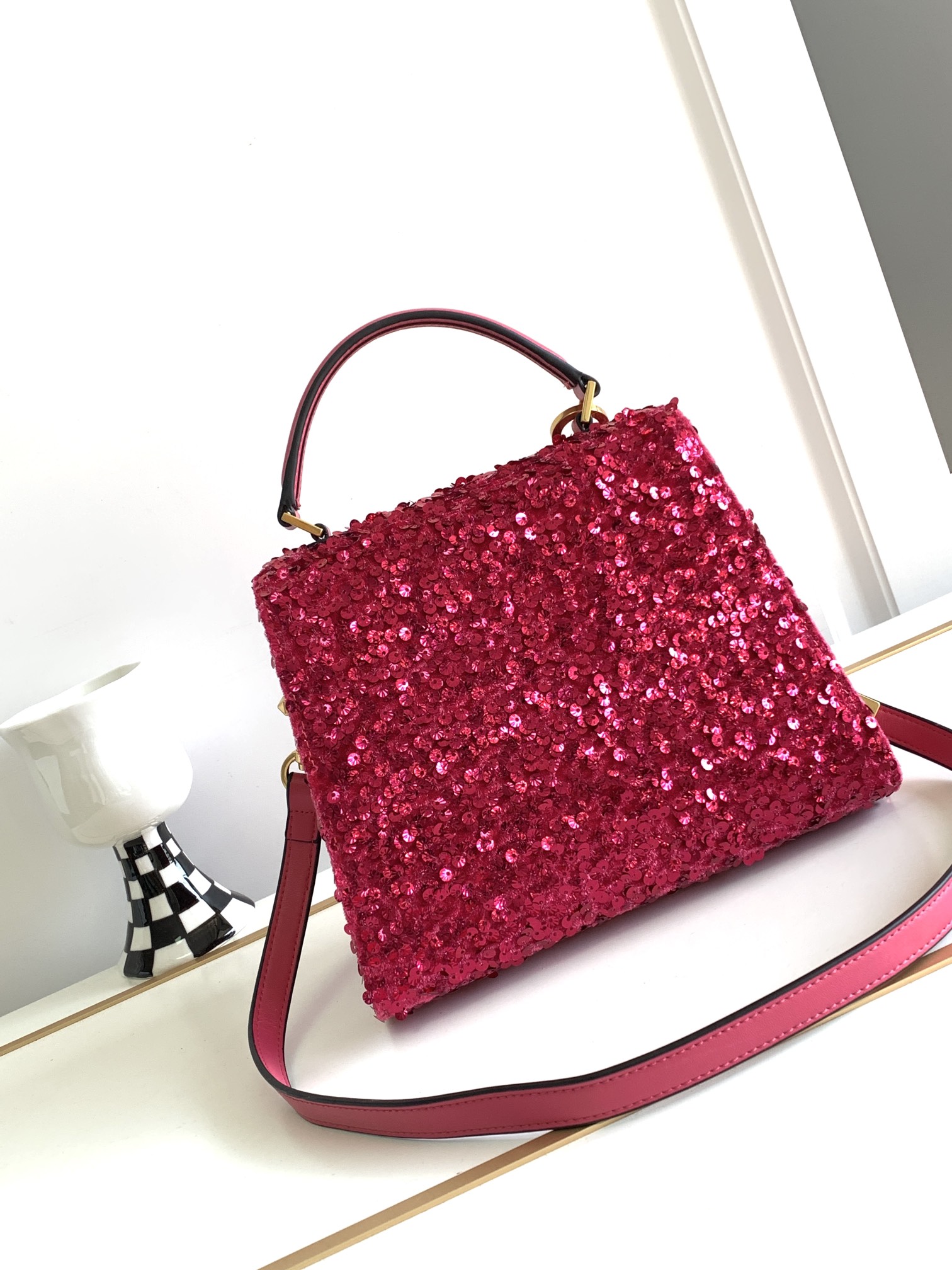🆕上新啦💗Valentino Garavani VSLING 3D刺绣珠片手袋，采用亮光珠片穿琇设计，配