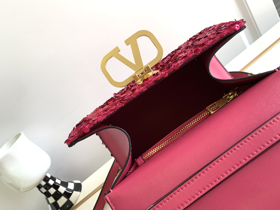 🆕上新啦💗Valentino Garavani VSLING 3D刺绣珠片手袋，采用亮光珠片穿琇设计，配