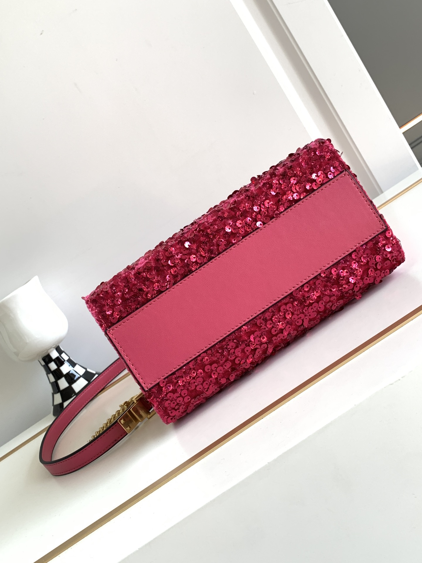 🆕上新啦💗Valentino Garavani VSLING 3D刺绣珠片手袋，采用亮光珠片穿琇设计，配