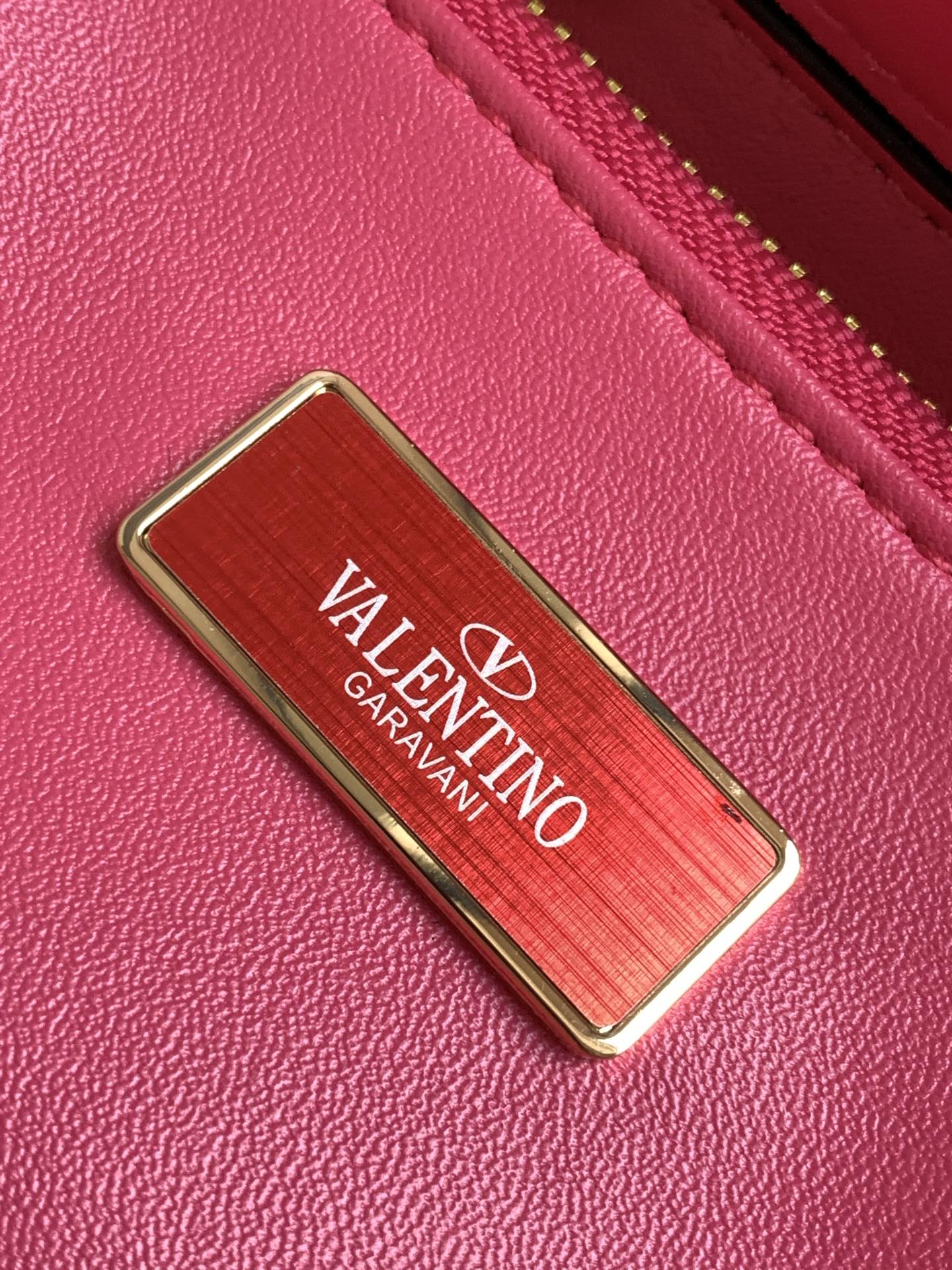 🆕上新啦💗Valentino Garavani VSLING 3D刺绣珠片手袋，采用亮光珠片穿琇设计，配