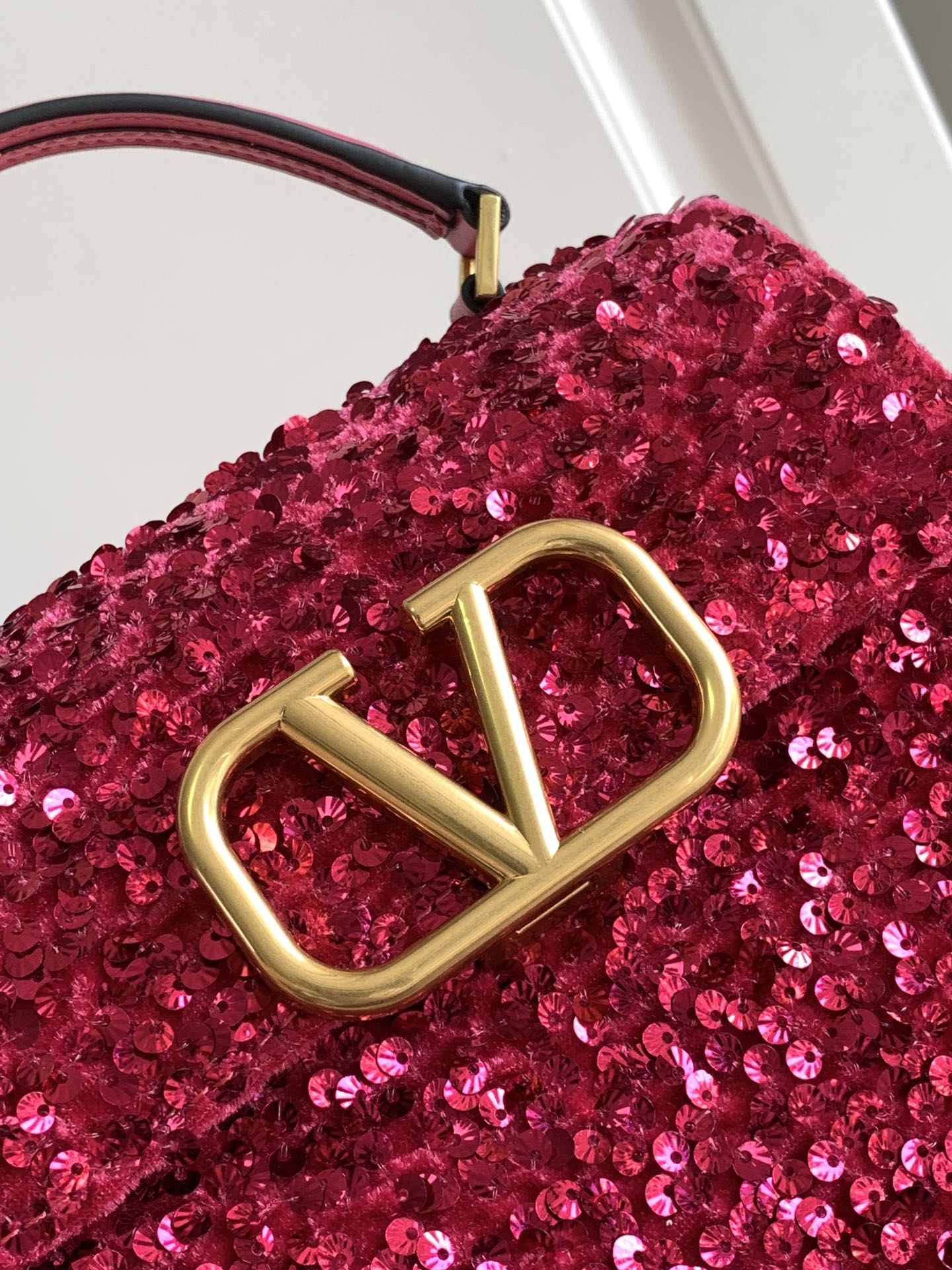 🆕上新啦💗Valentino Garavani VSLING 3D刺绣珠片手袋，采用亮光珠片穿琇设计，配