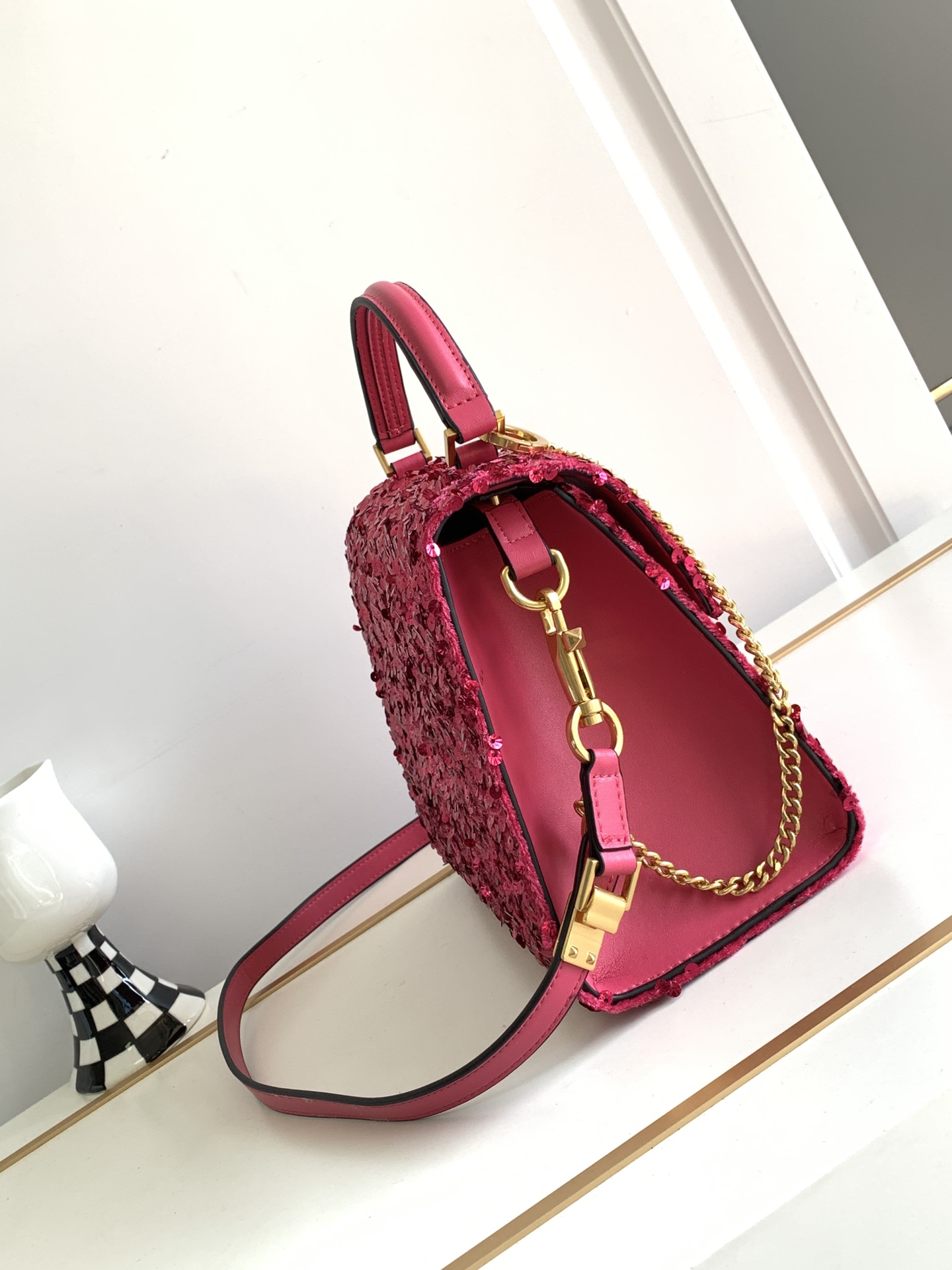 🆕上新啦💗Valentino Garavani VSLING 3D刺绣珠片手袋，采用亮光珠片穿琇设计，配