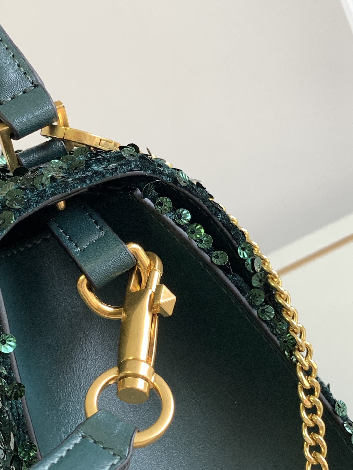 🆕上新啦💗Valentino Garavani VSLING 3D刺绣珠片手袋，采用亮光珠片穿琇设计，配