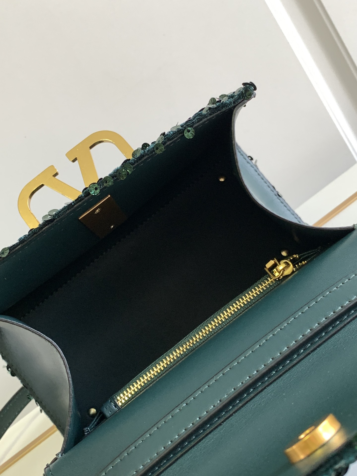 🆕上新啦💗Valentino Garavani VSLING 3D刺绣珠片手袋，采用亮光珠片穿琇设计，配