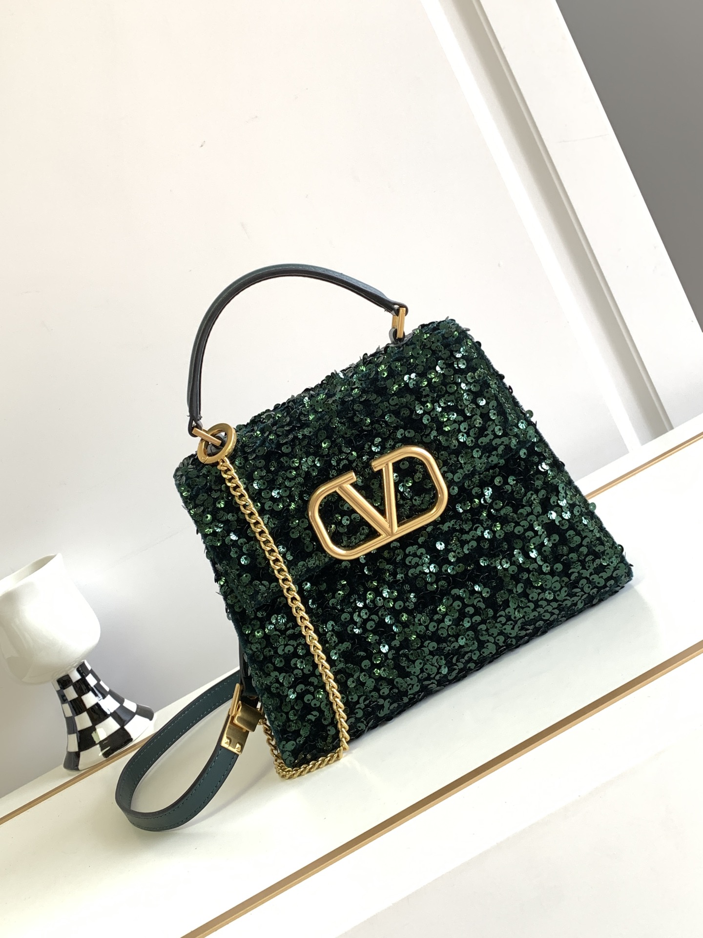 🆕上新啦💗Valentino Garavani VSLING 3D刺绣珠片手袋，采用亮光珠片穿琇设计，配