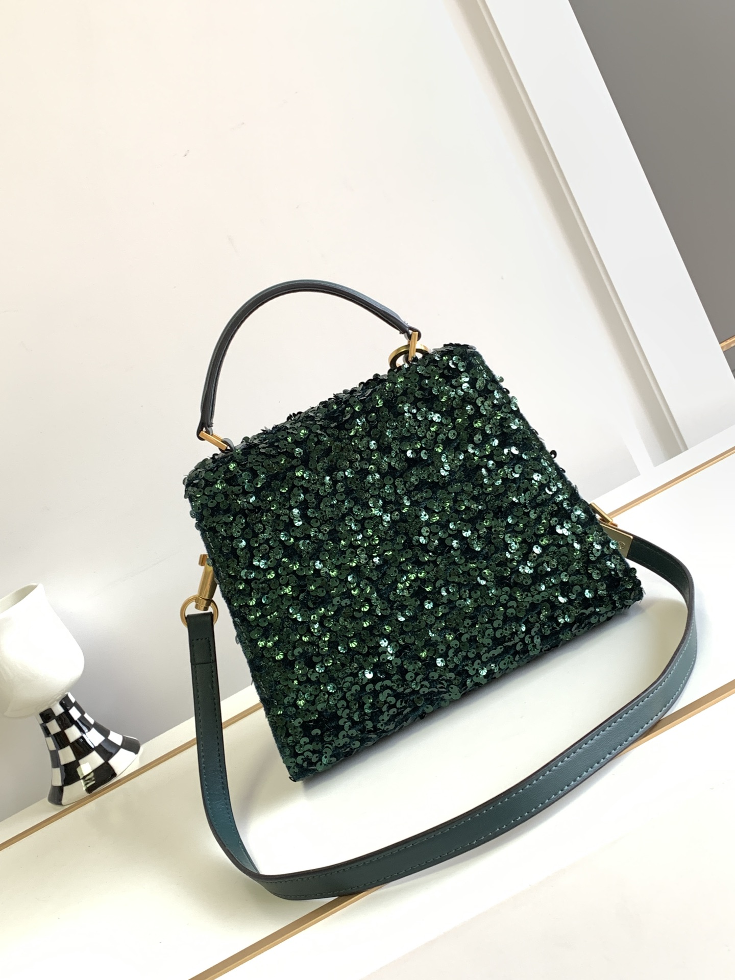 🆕上新啦💗Valentino Garavani VSLING 3D刺绣珠片手袋，采用亮光珠片穿琇设计，配