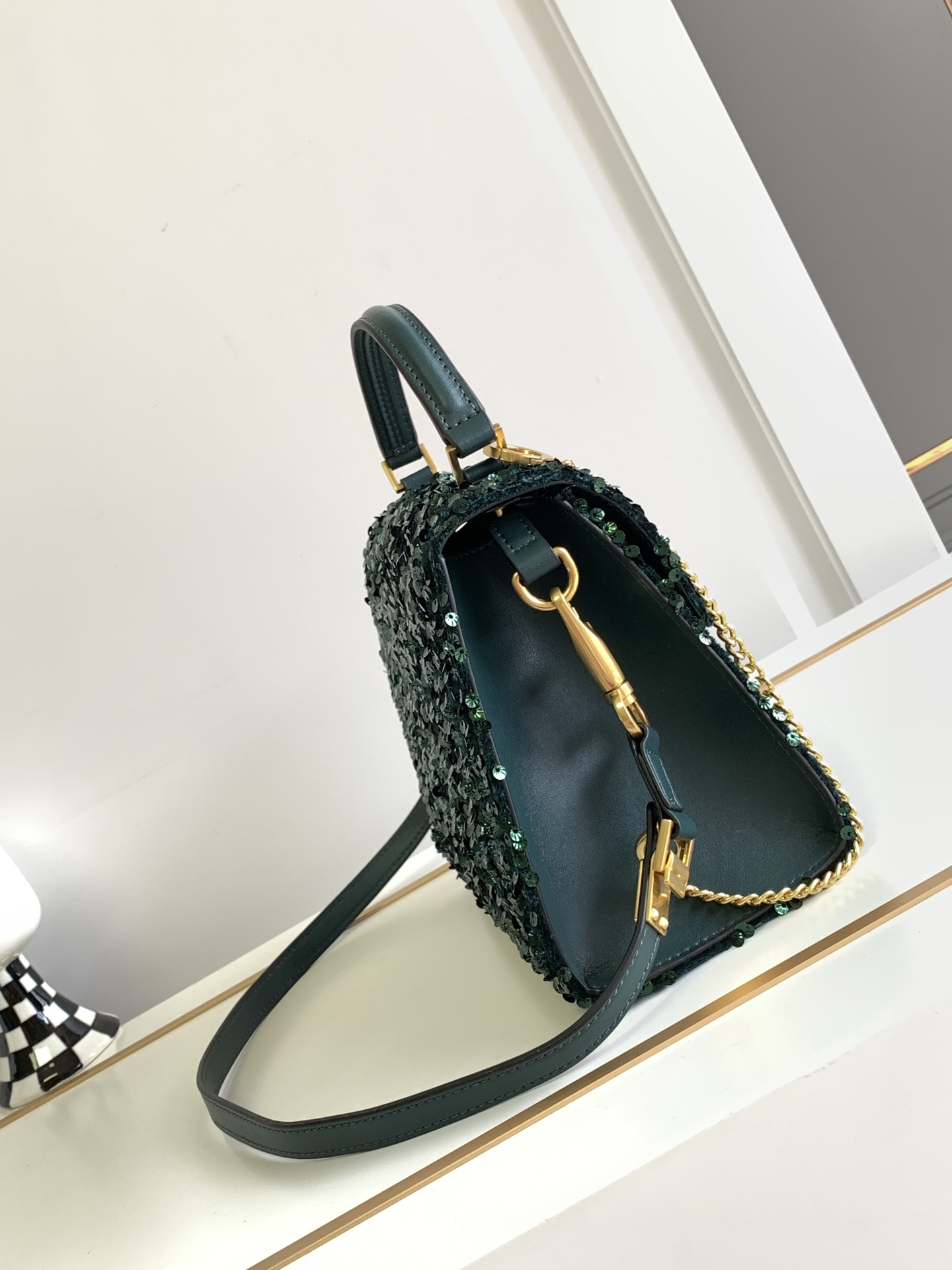 🆕上新啦💗Valentino Garavani VSLING 3D刺绣珠片手袋，采用亮光珠片穿琇设计，配