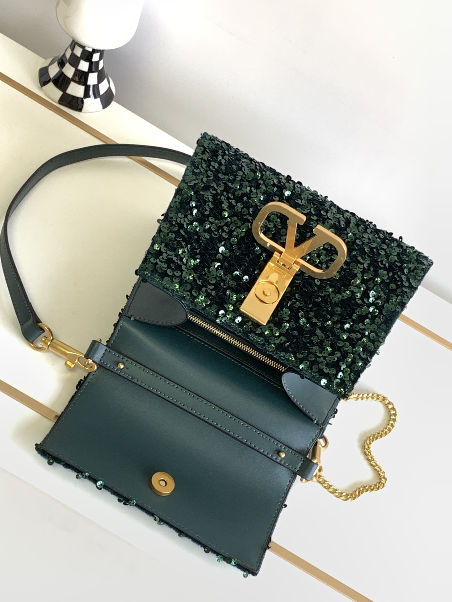 🆕上新啦💗Valentino Garavani VSLING 3D刺绣珠片手袋，采用亮光珠片穿琇设计，配