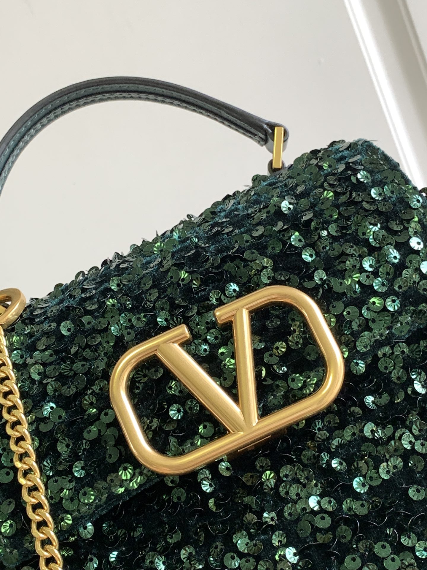 🆕上新啦💗Valentino Garavani VSLING 3D刺绣珠片手袋，采用亮光珠片穿琇设计，配